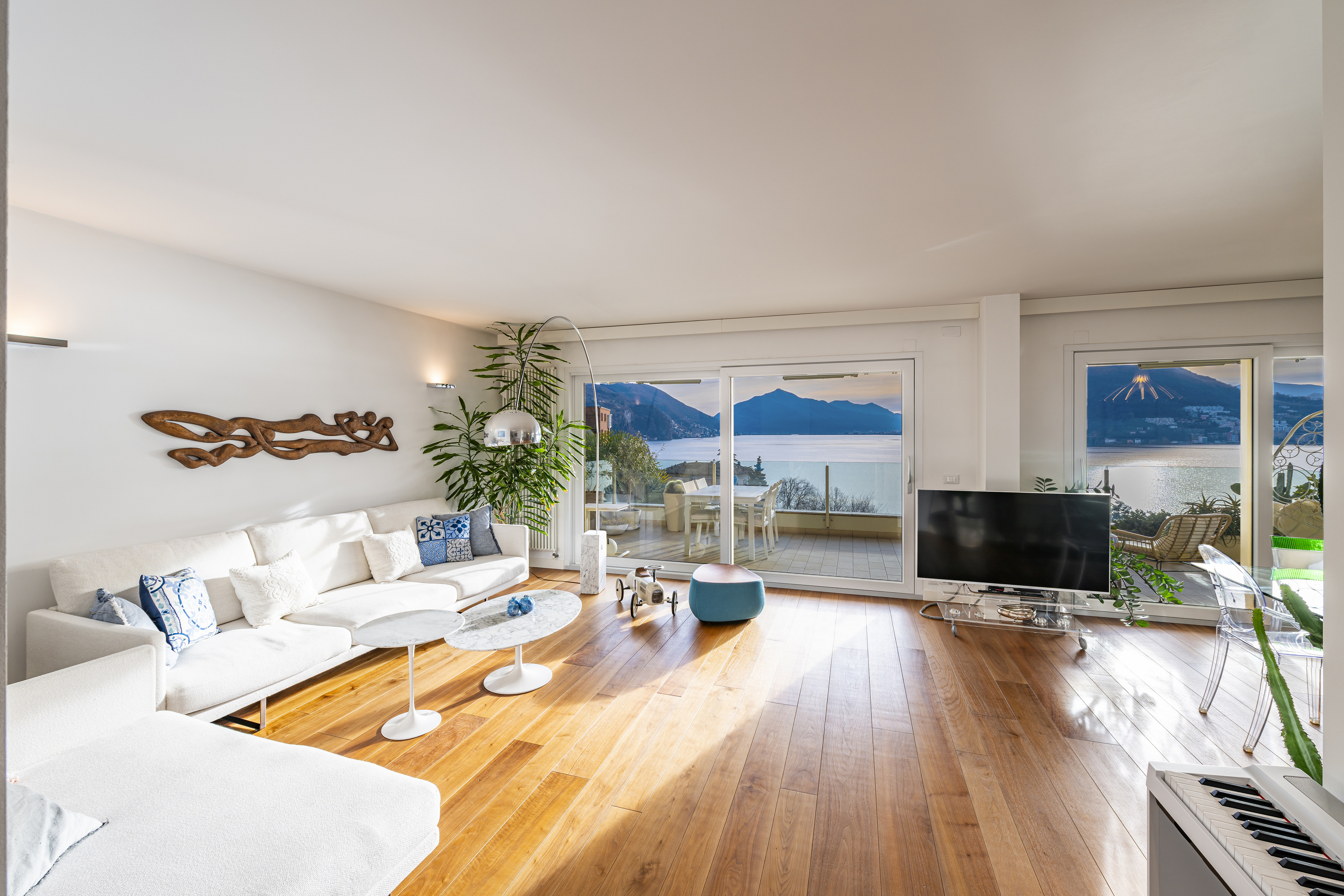 Helles Wohnzimmer mit Seeblick