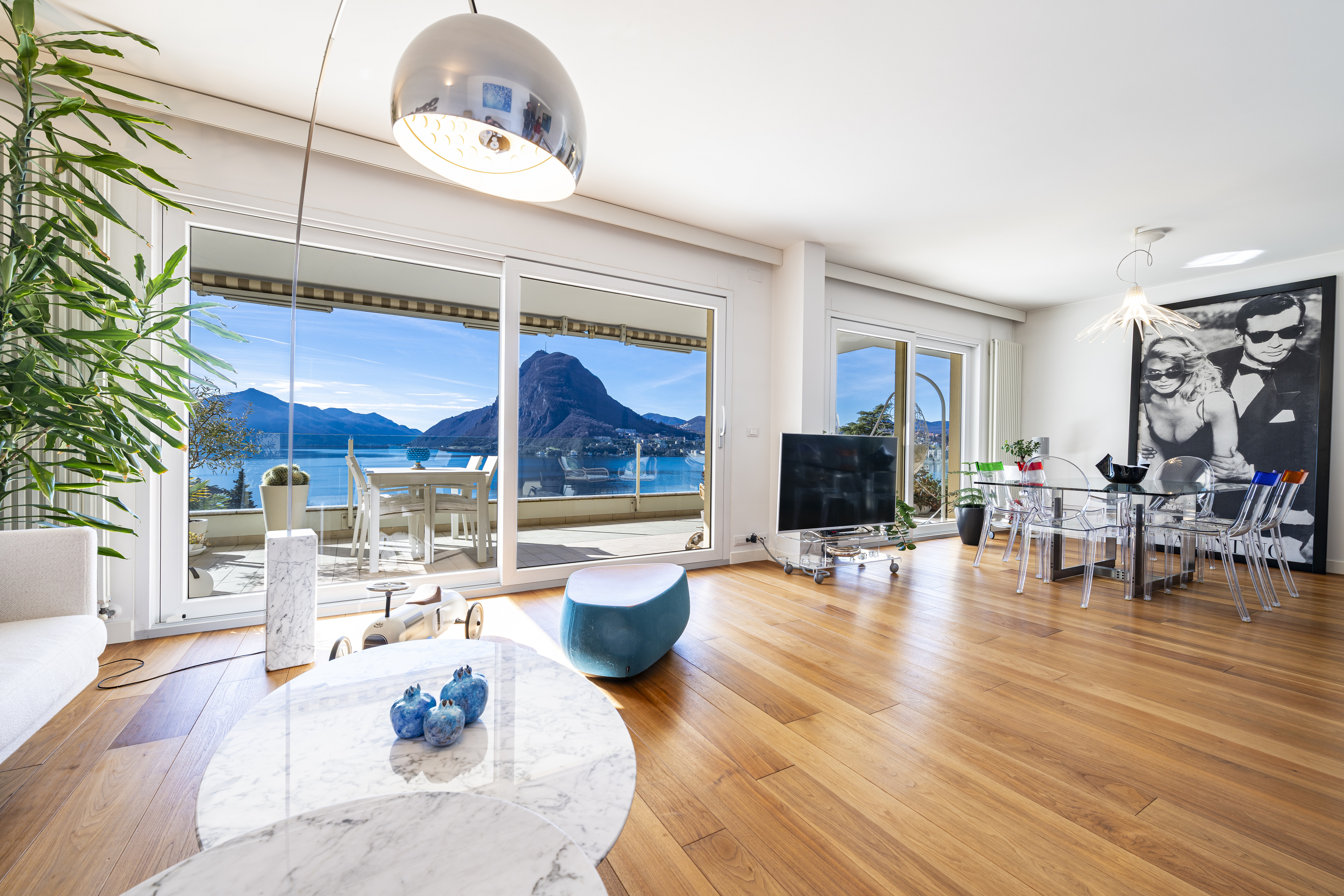 Helles Wohn-Esszimmer mit Seeblick