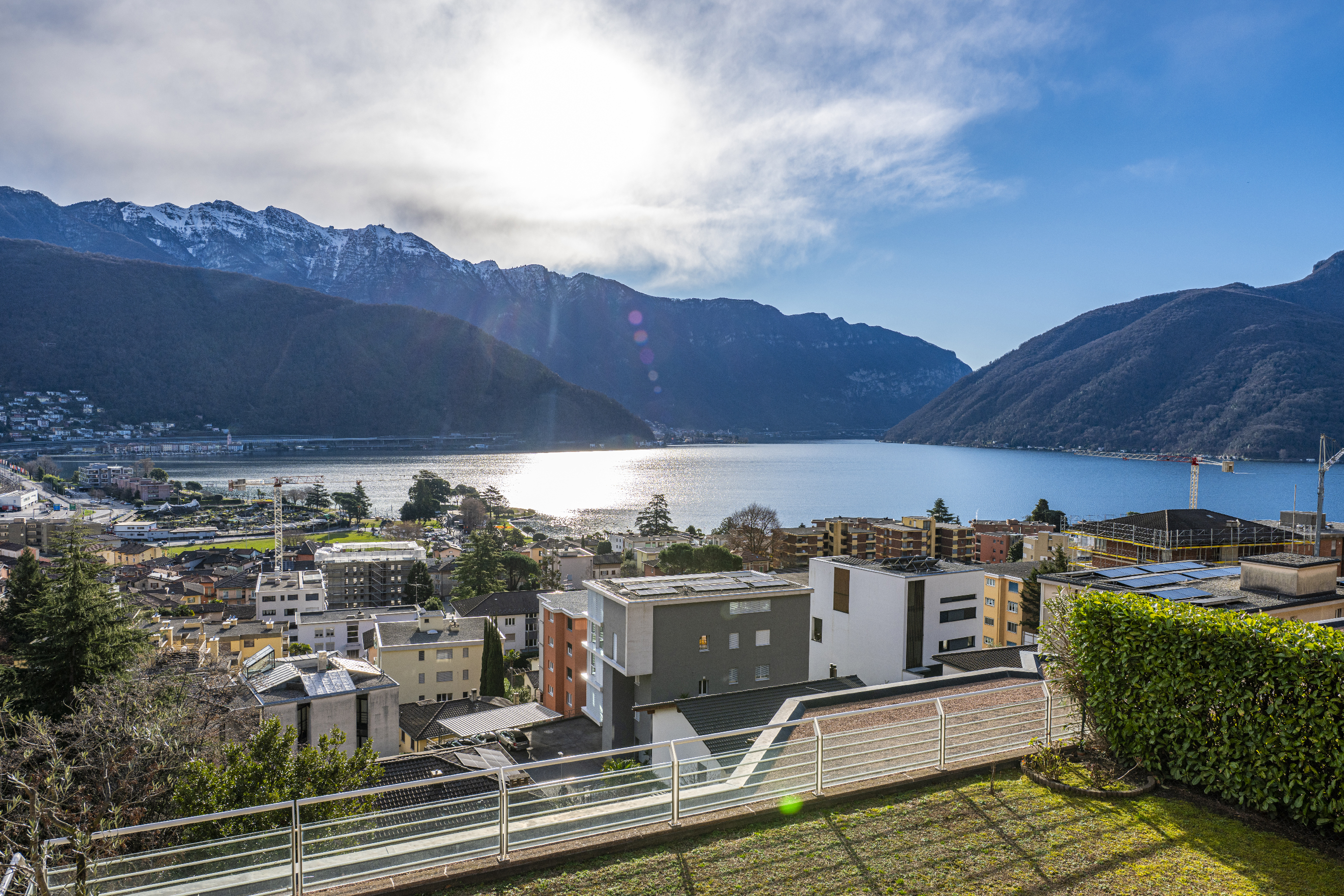 Seeblick auf Berge und Wohngebiet