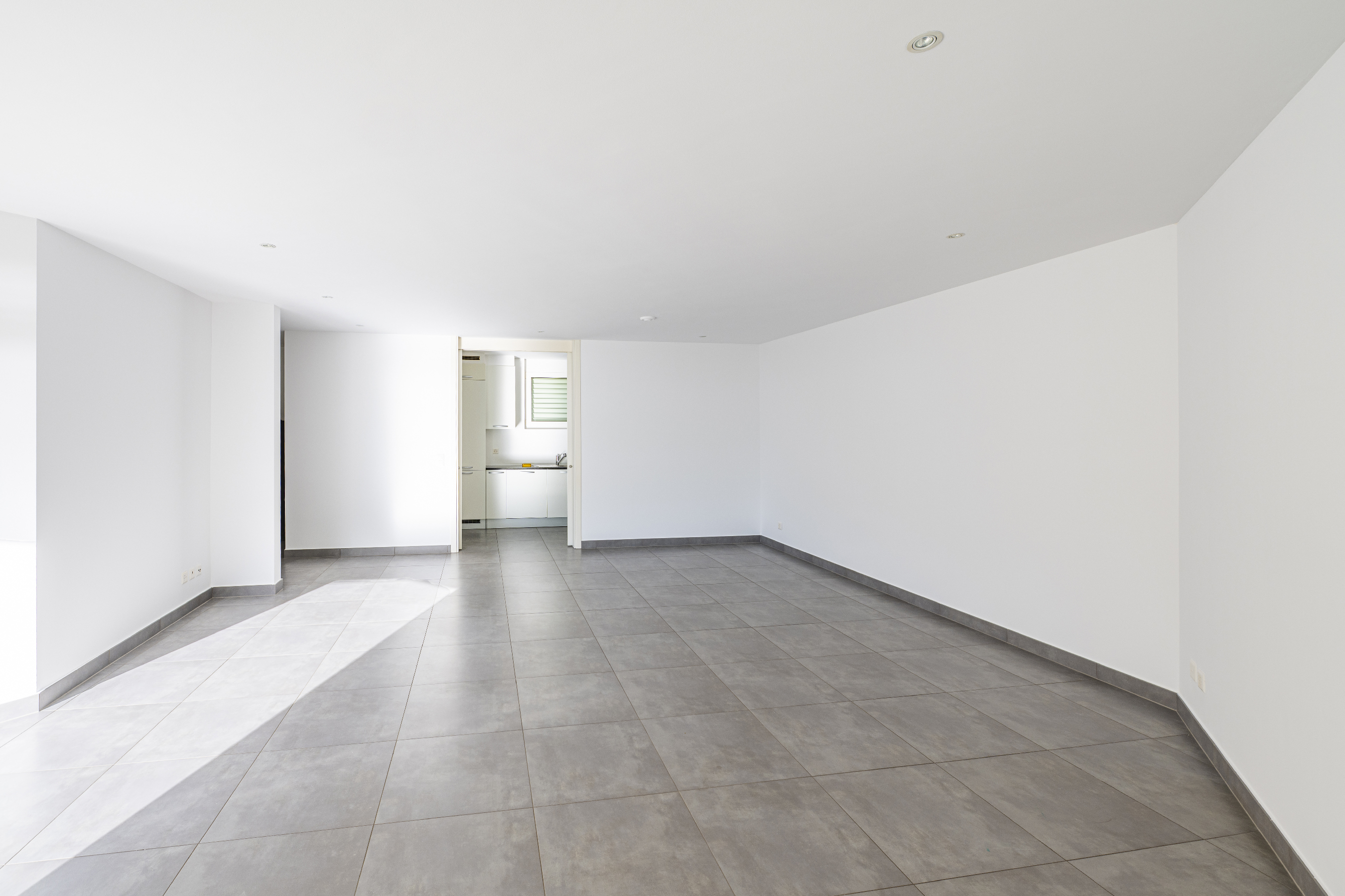 Leerer Wohnraum mit Fliesenboden