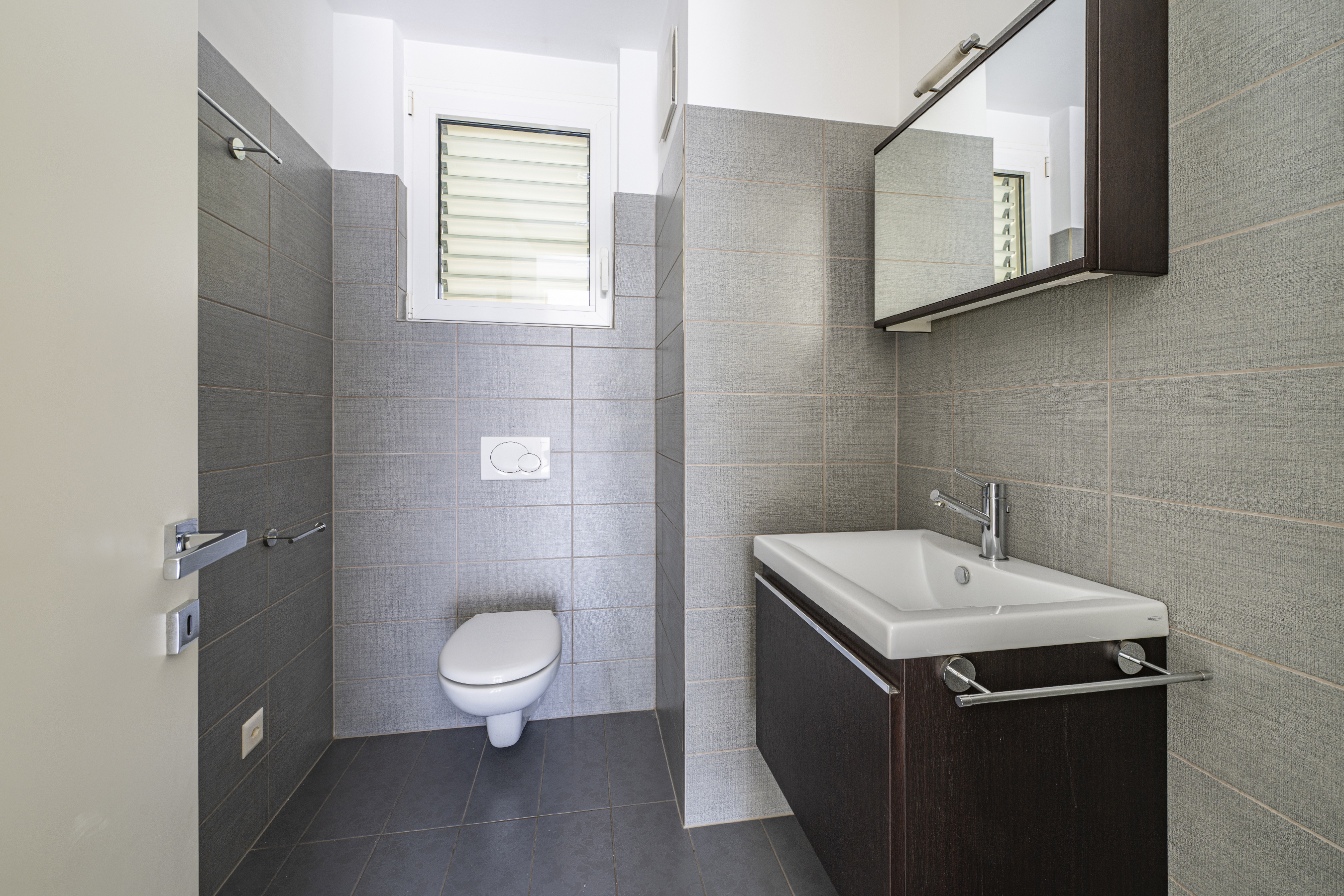 Modernes Gäste-WC mit schmalem Grundriss
