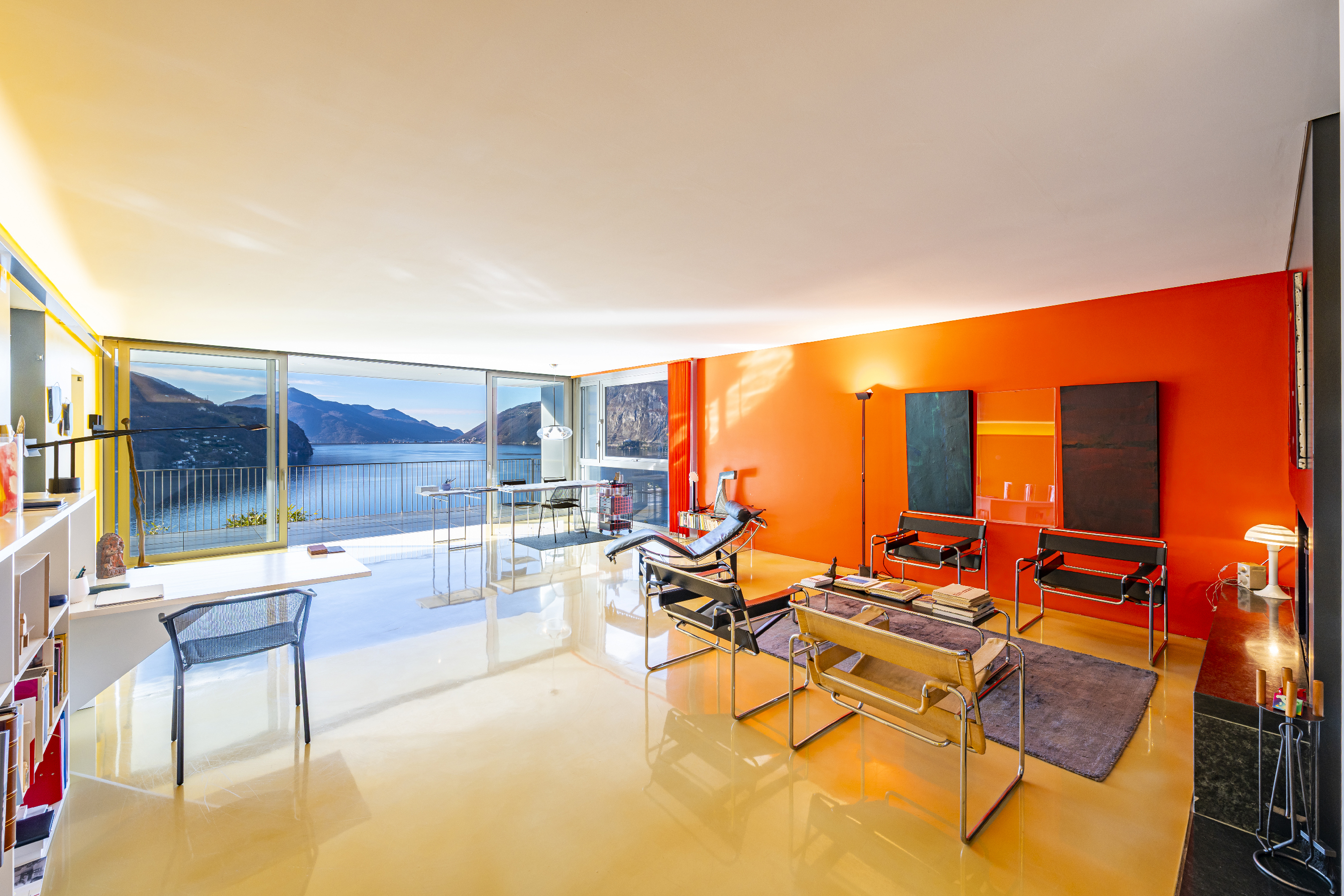 Modernes Wohnzimmer mit Seeblick