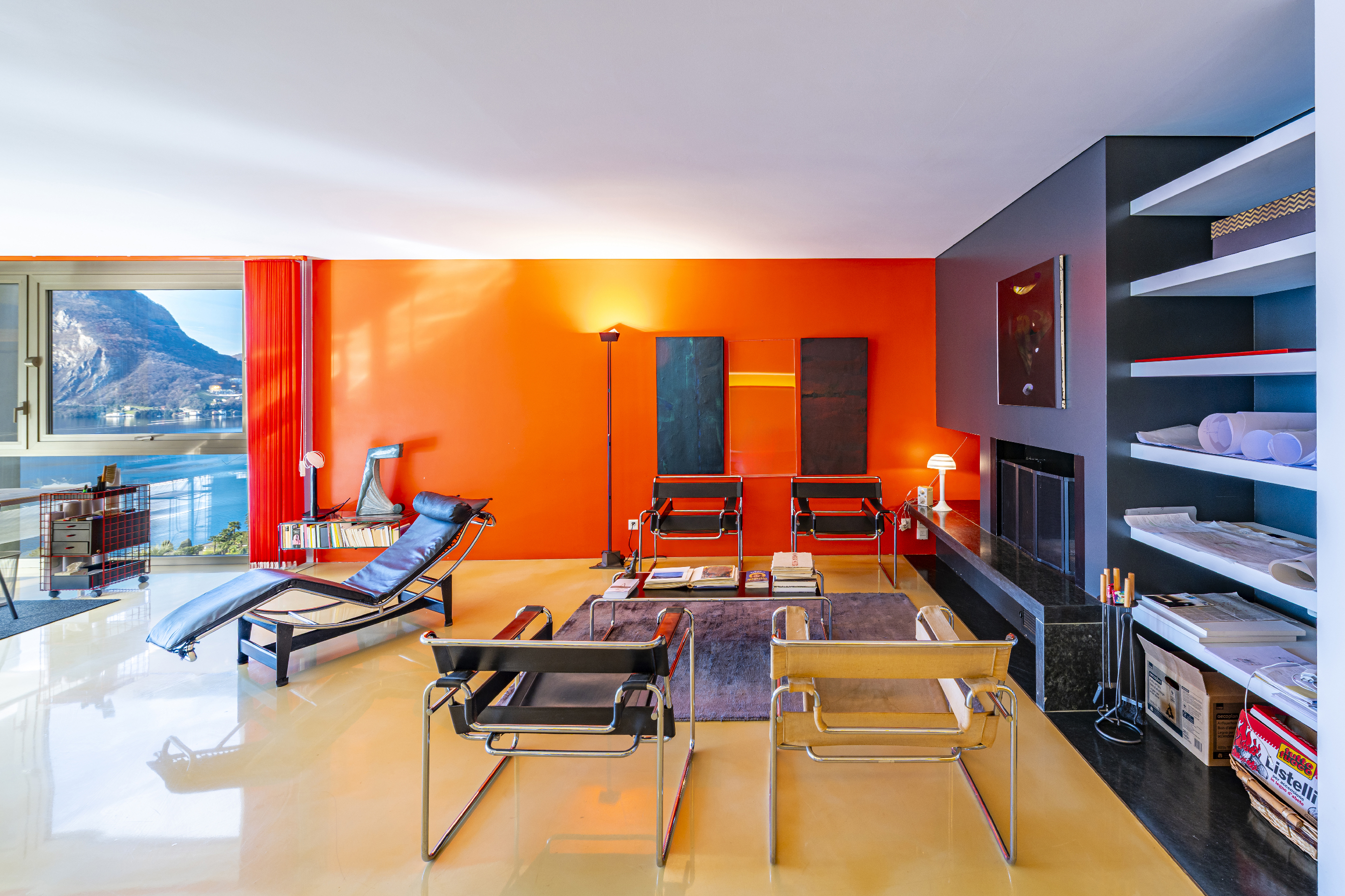 Modernes Wohnzimmer mit Seeblick