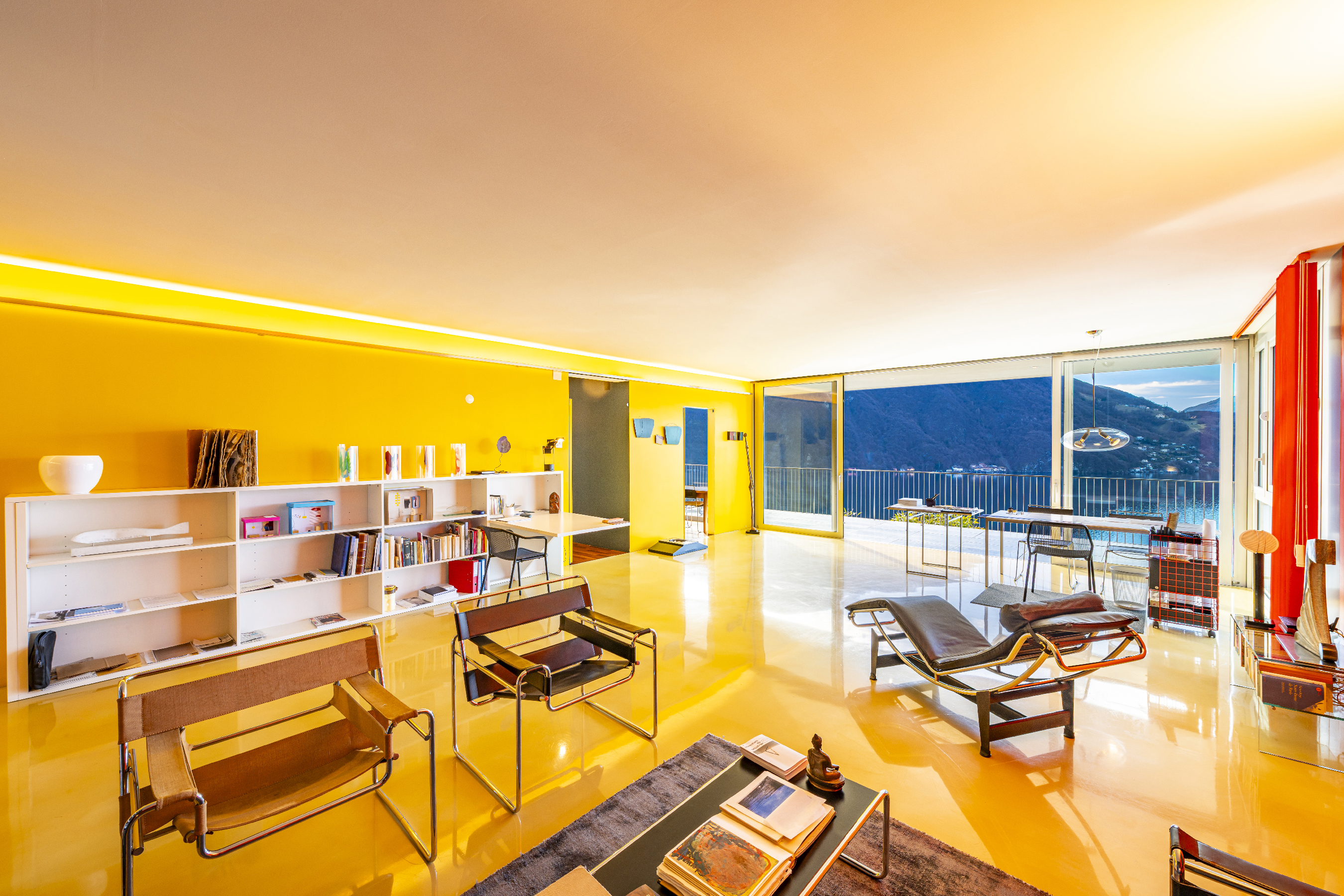 Modernes Wohnzimmer mit Panoramablick