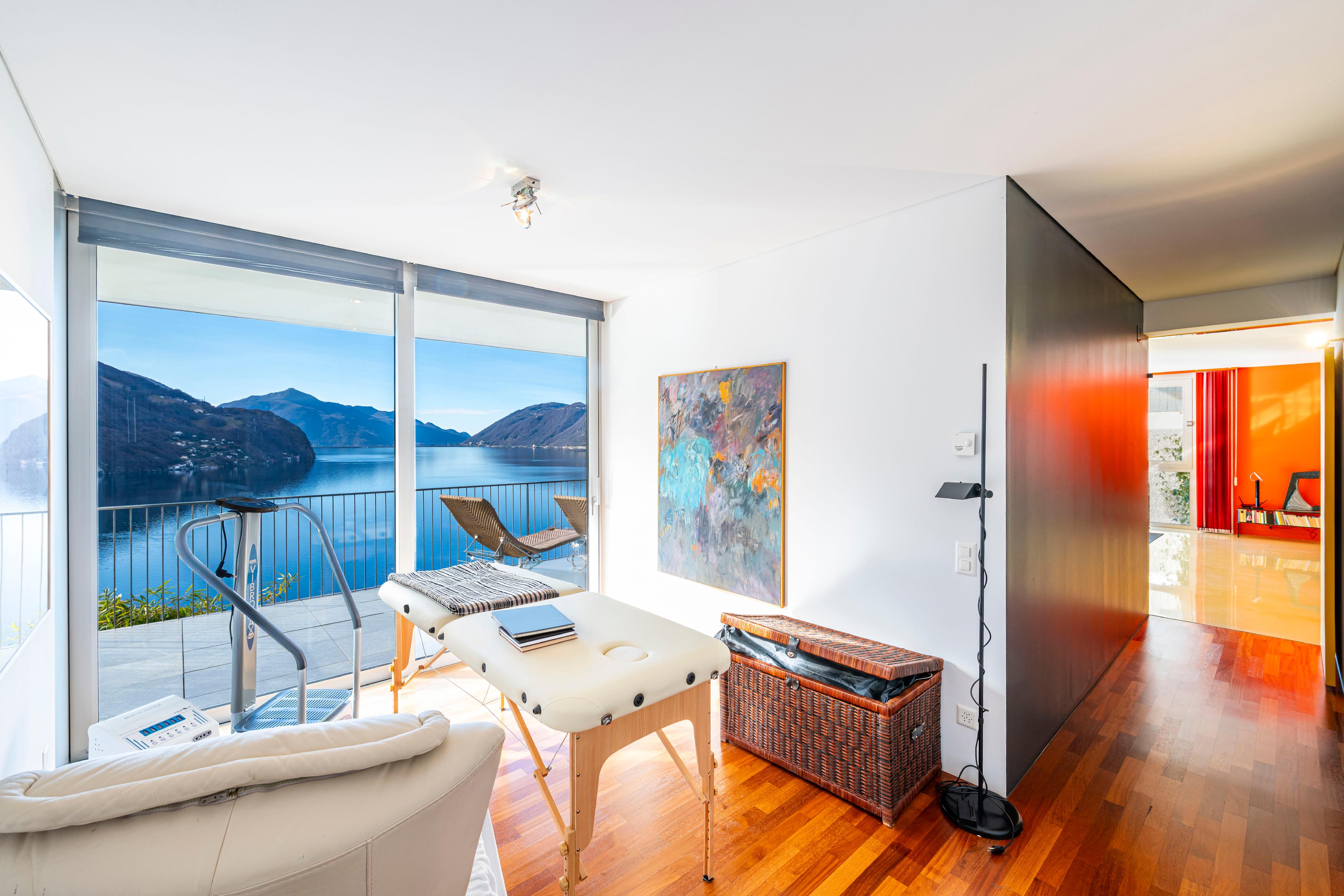 Heller Wohnraum mit Seeblick und Zugang zum Balkon