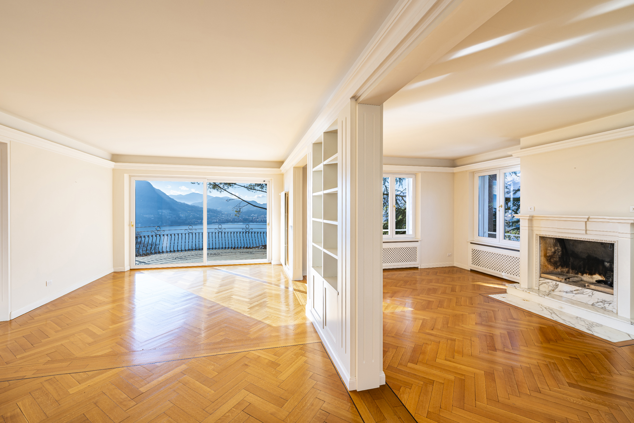 Heller Wohnraum mit Seeblick und Kamin