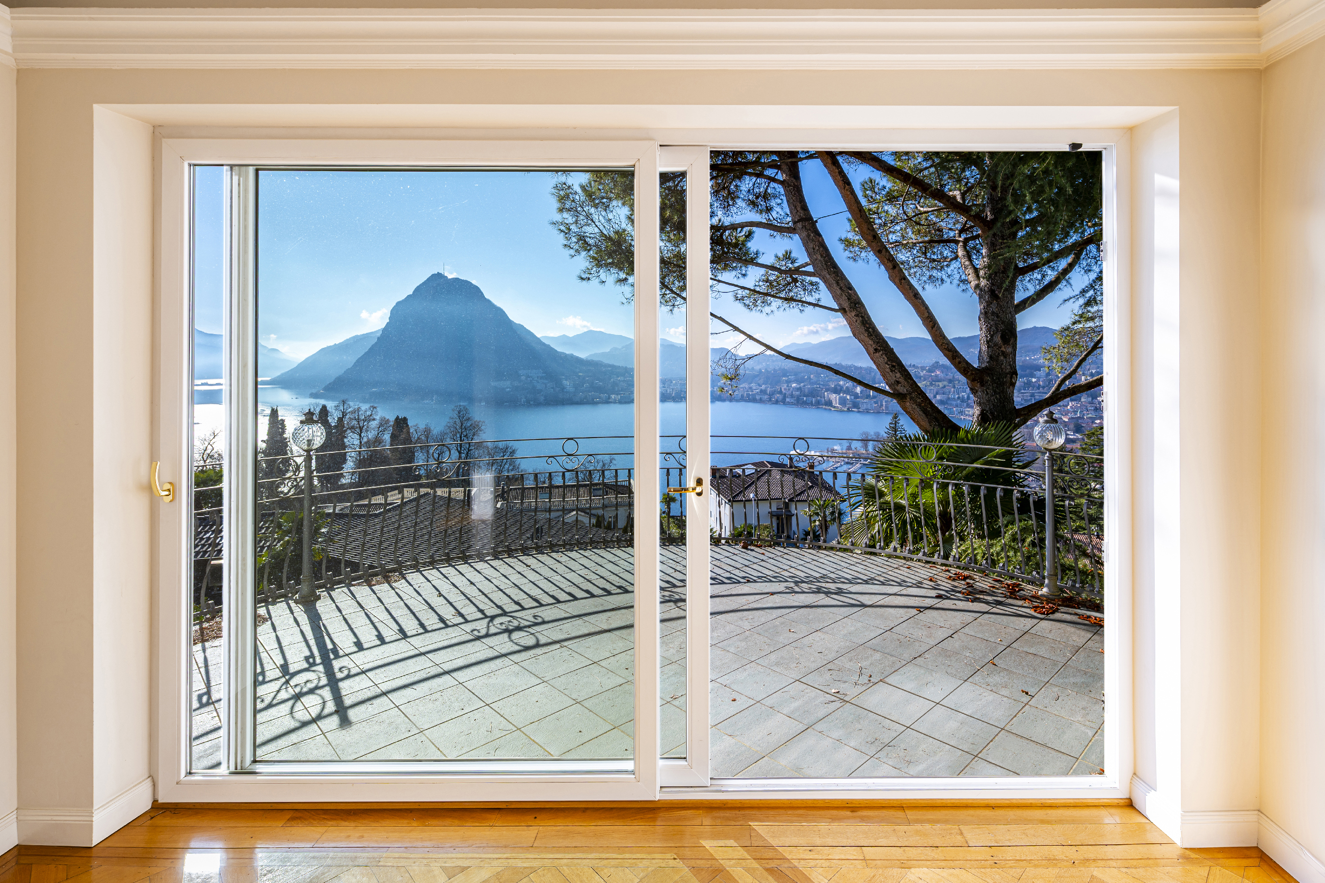 Wohnraum mit Panoramafenster und Seeblick