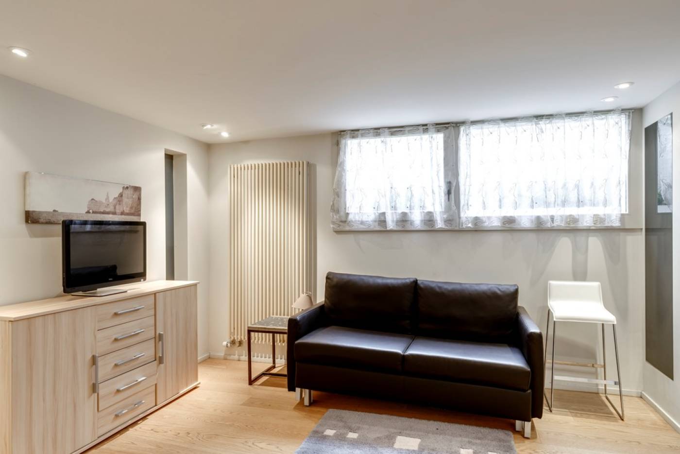 Heller Wohnraum mit Sofa und TV