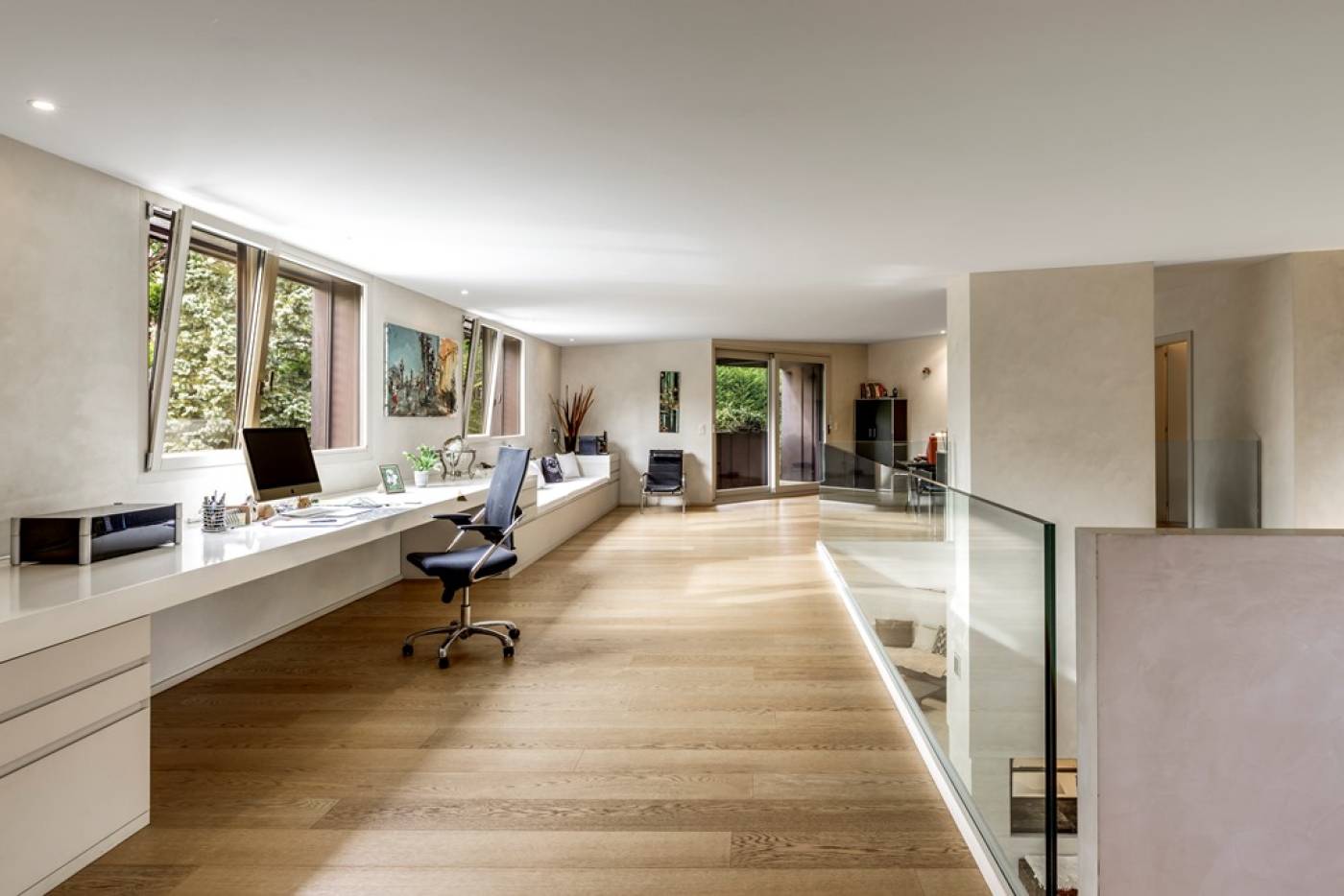 Helles Arbeits- und Galeriezimmer