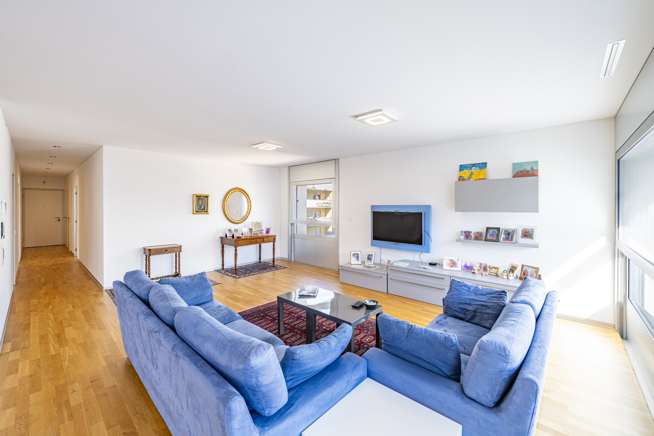 Helles Wohnzimmer mit blauem Sofa