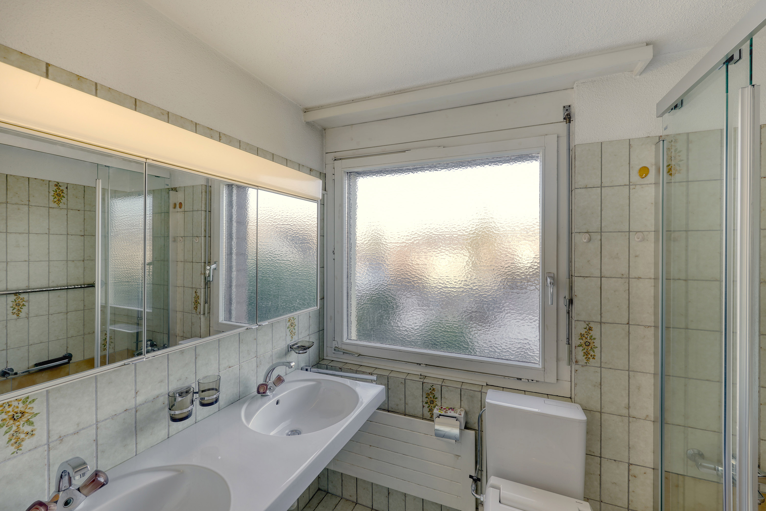 Badezimmer mit Badewanne und Duschbereich