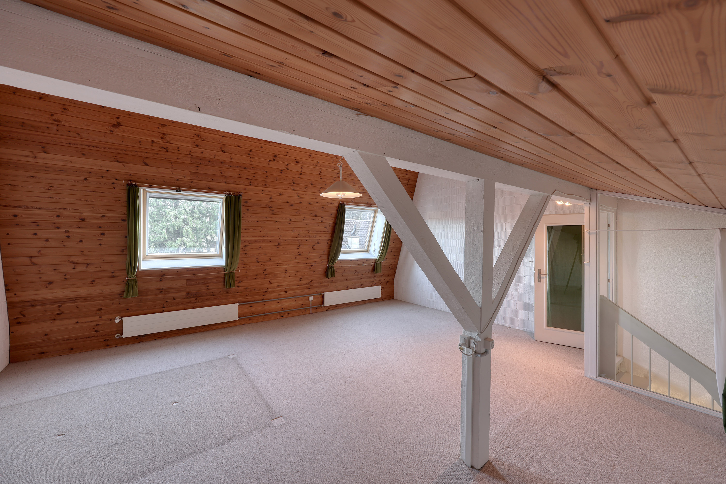 Dachgeschossraum mit Holzverkleidung
