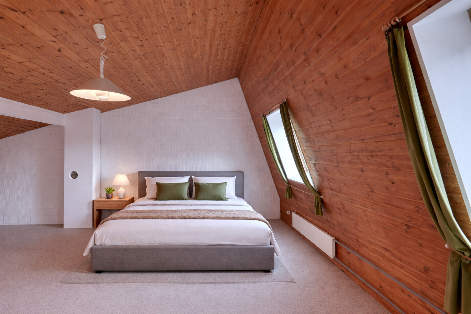 Helles Schlafzimmer im Dachgeschoss