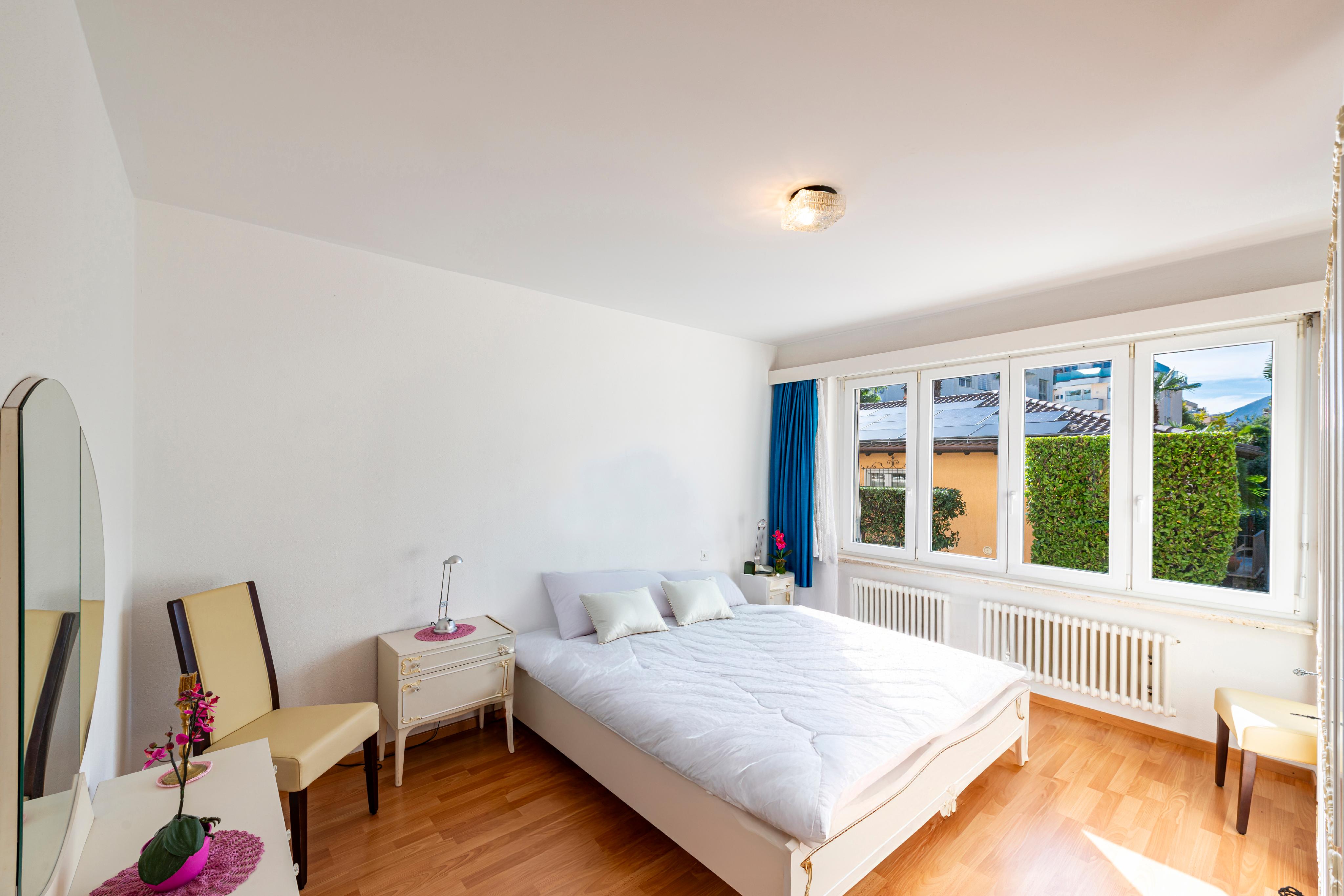 Helles Schlafzimmer mit großen Fenstern