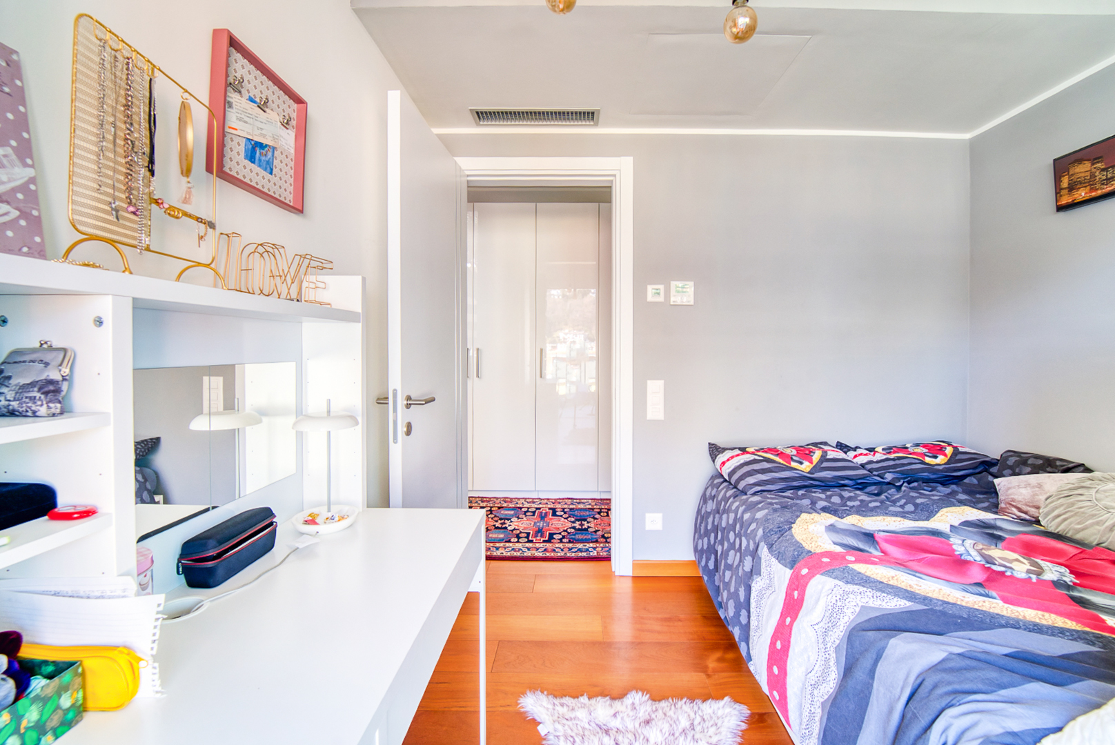 Schlafzimmer mit Schreibtisch und Bett