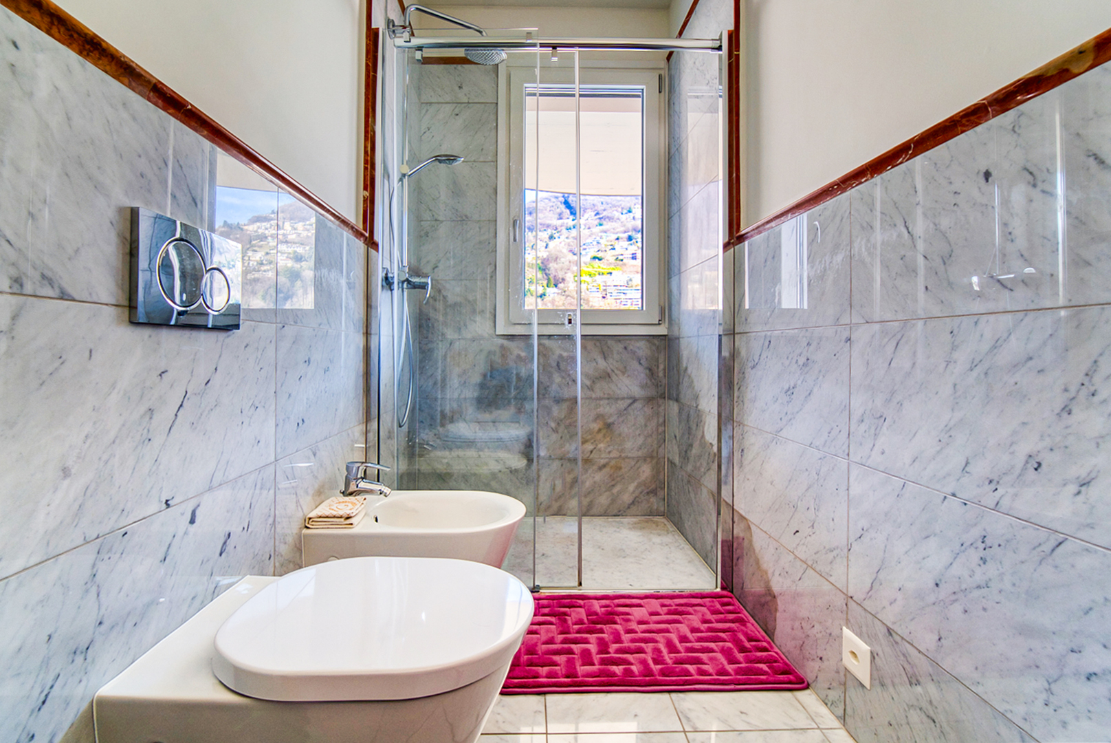 Modernes Badezimmer mit Marmoroptik und Dusche