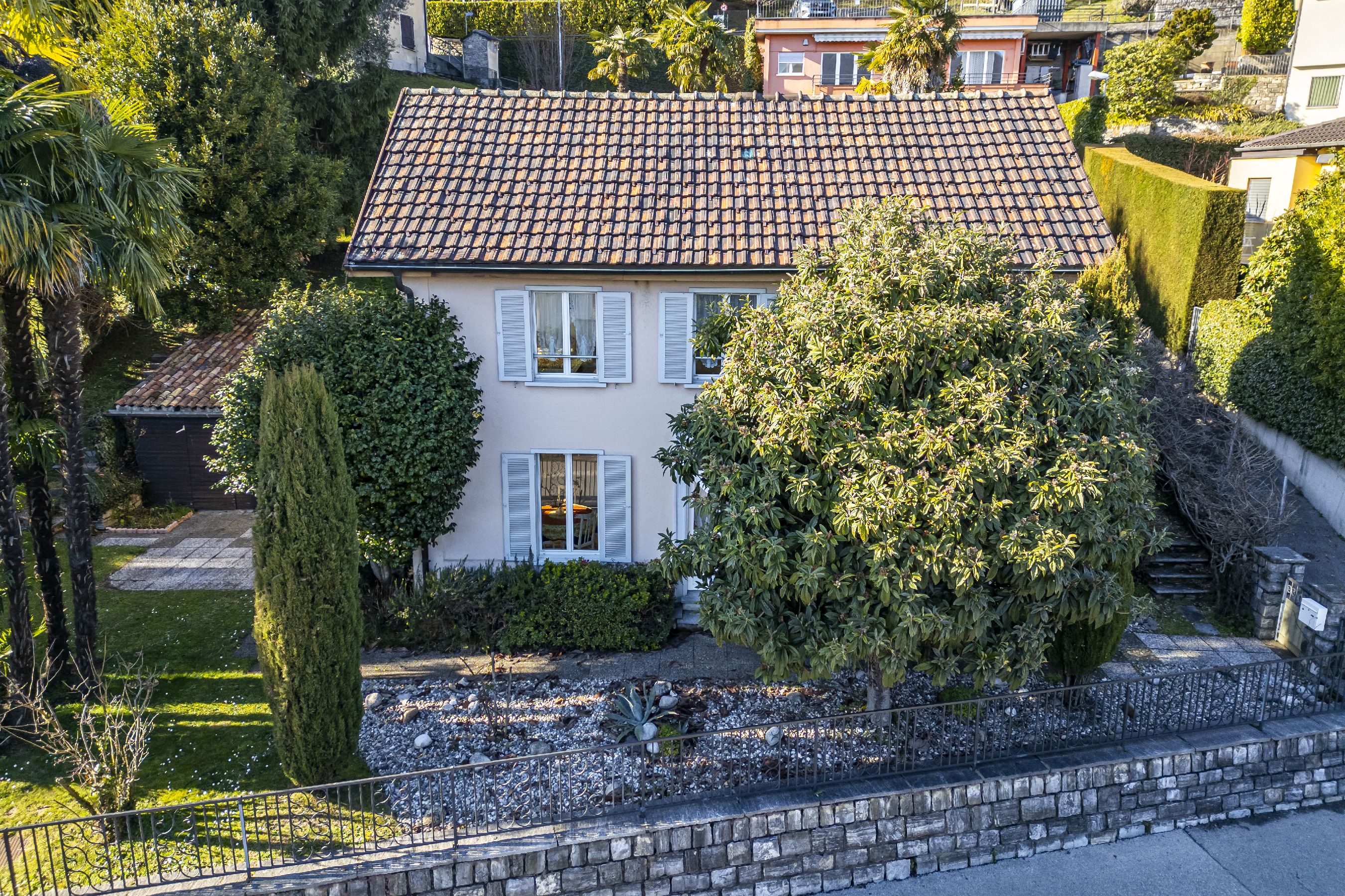 Einfamilienhaus mit Garten und Ziegeldach
