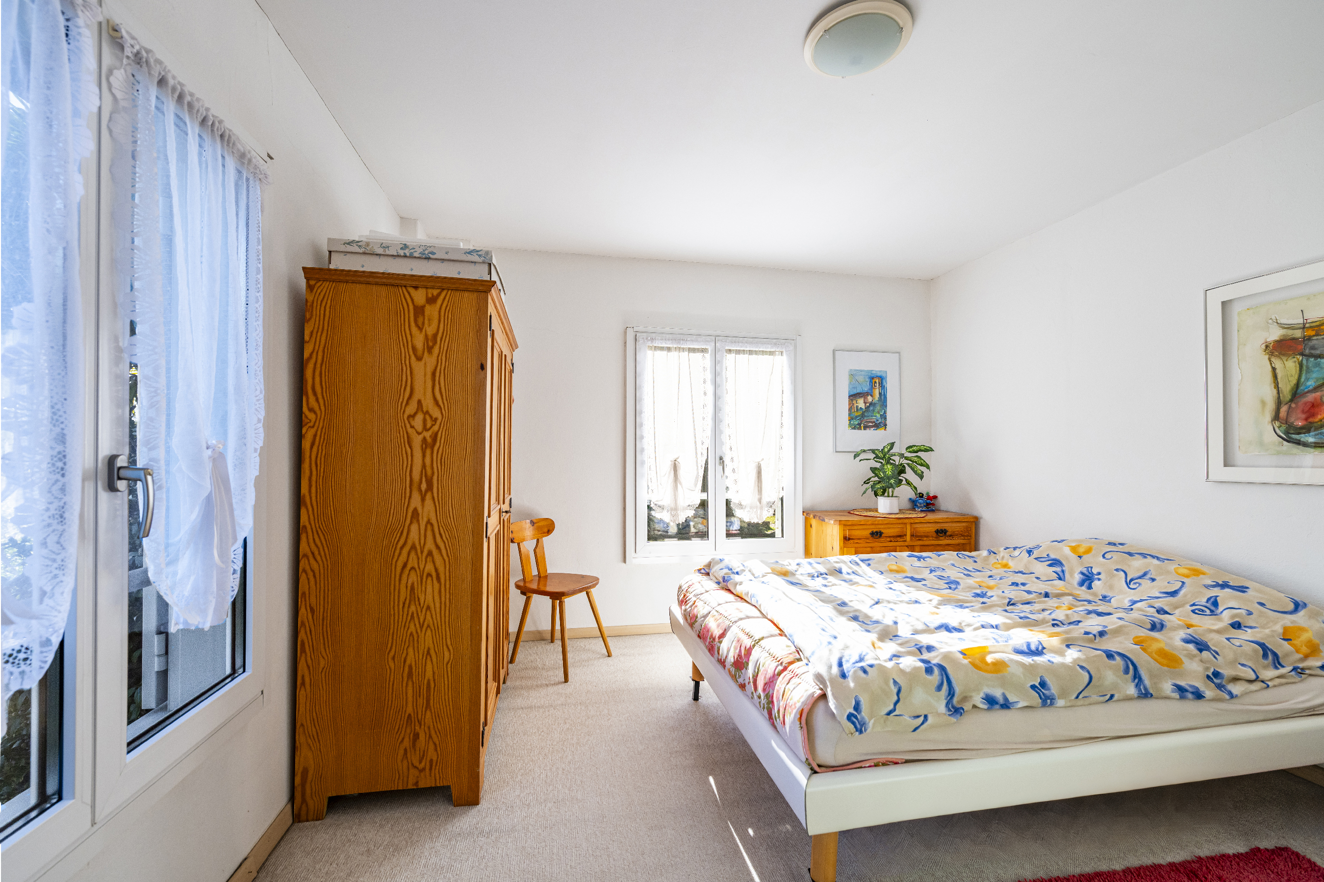 Helles Schlafzimmer mit Holzschrank und Einzelbett