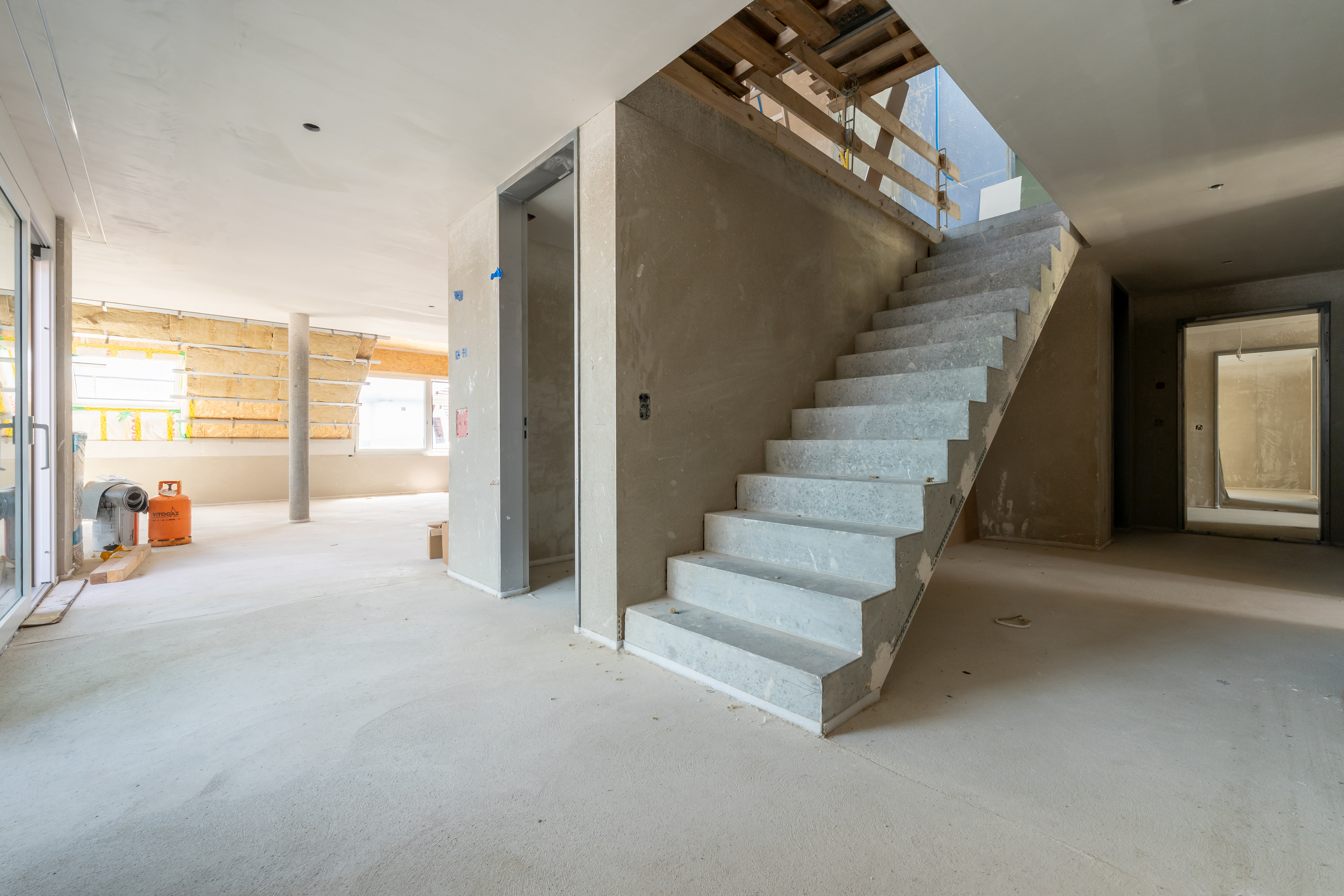 Rohbau mit Treppe und offener Raumstruktur
