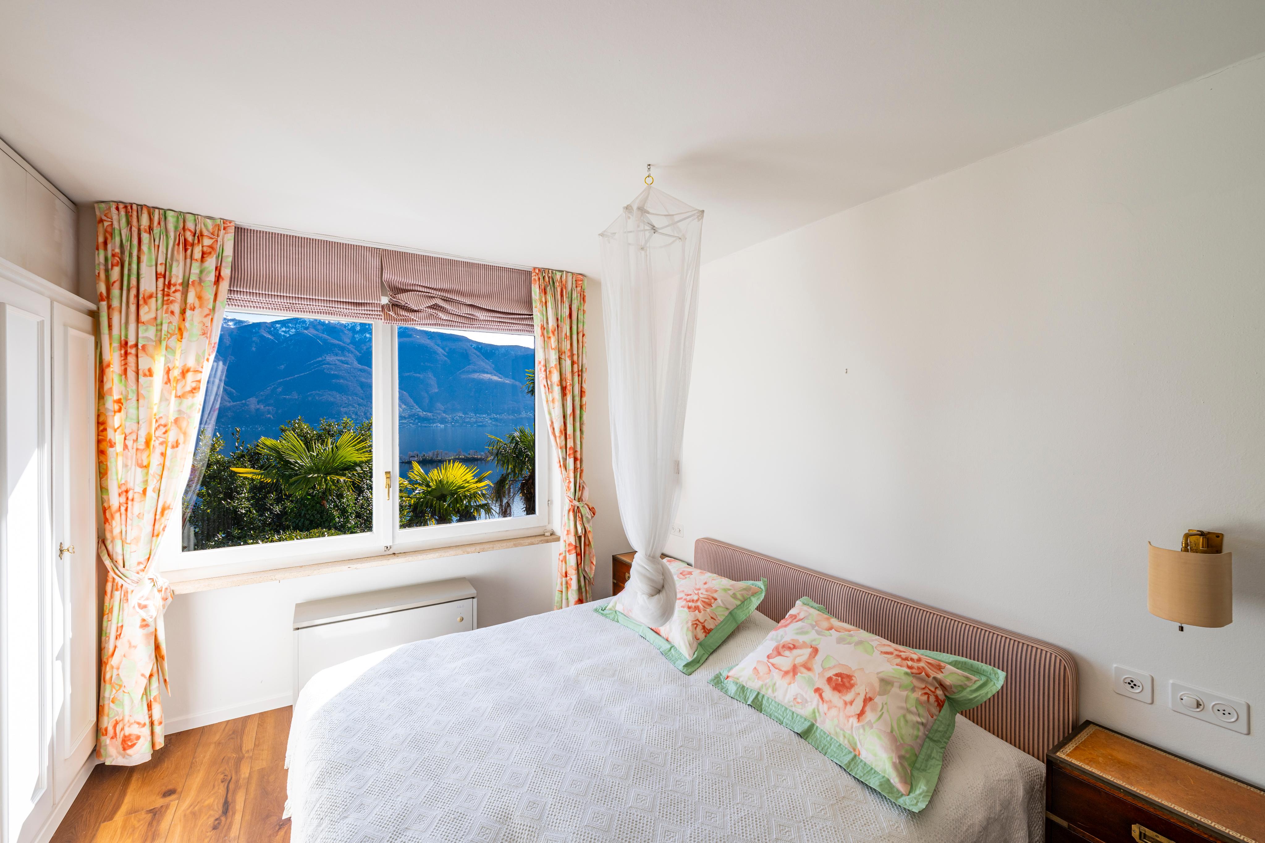 Helles Schlafzimmer mit Bergblick