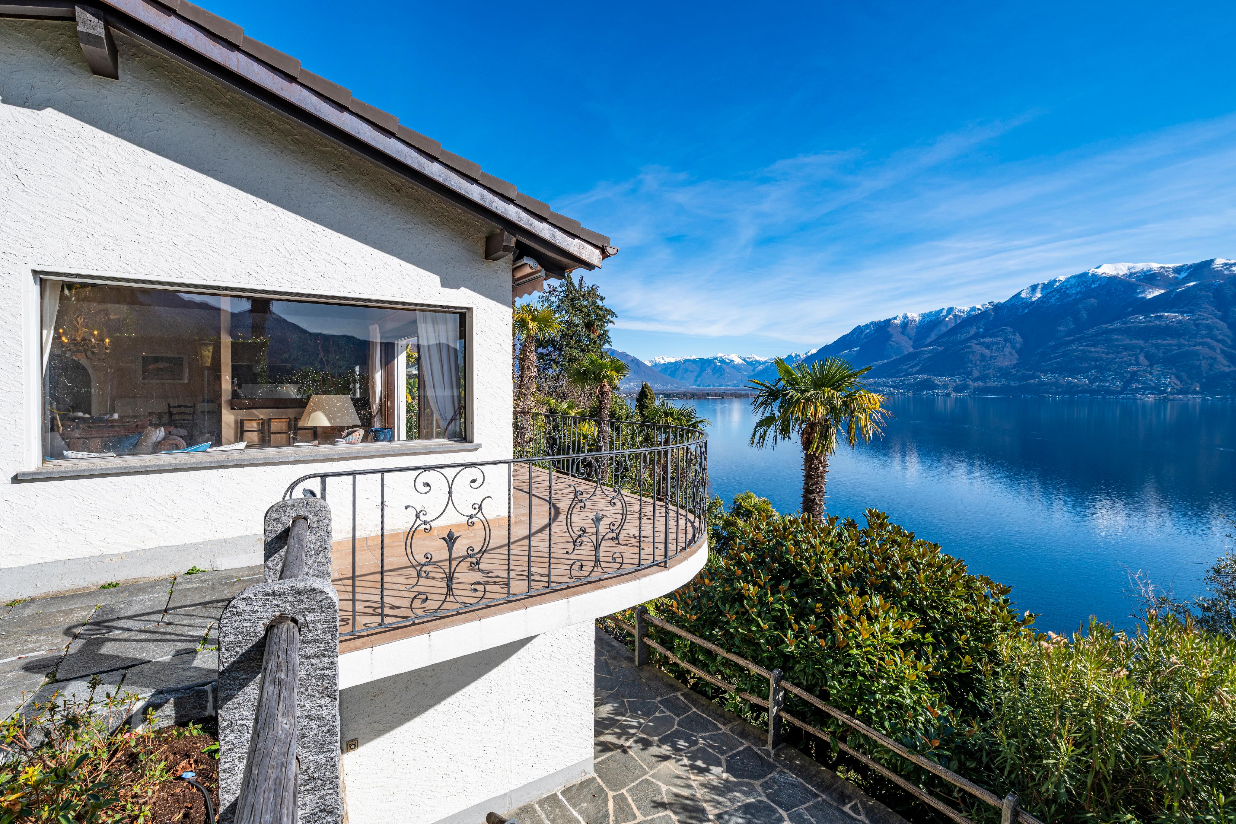 Außenansicht mit Seeblick und Balkon
