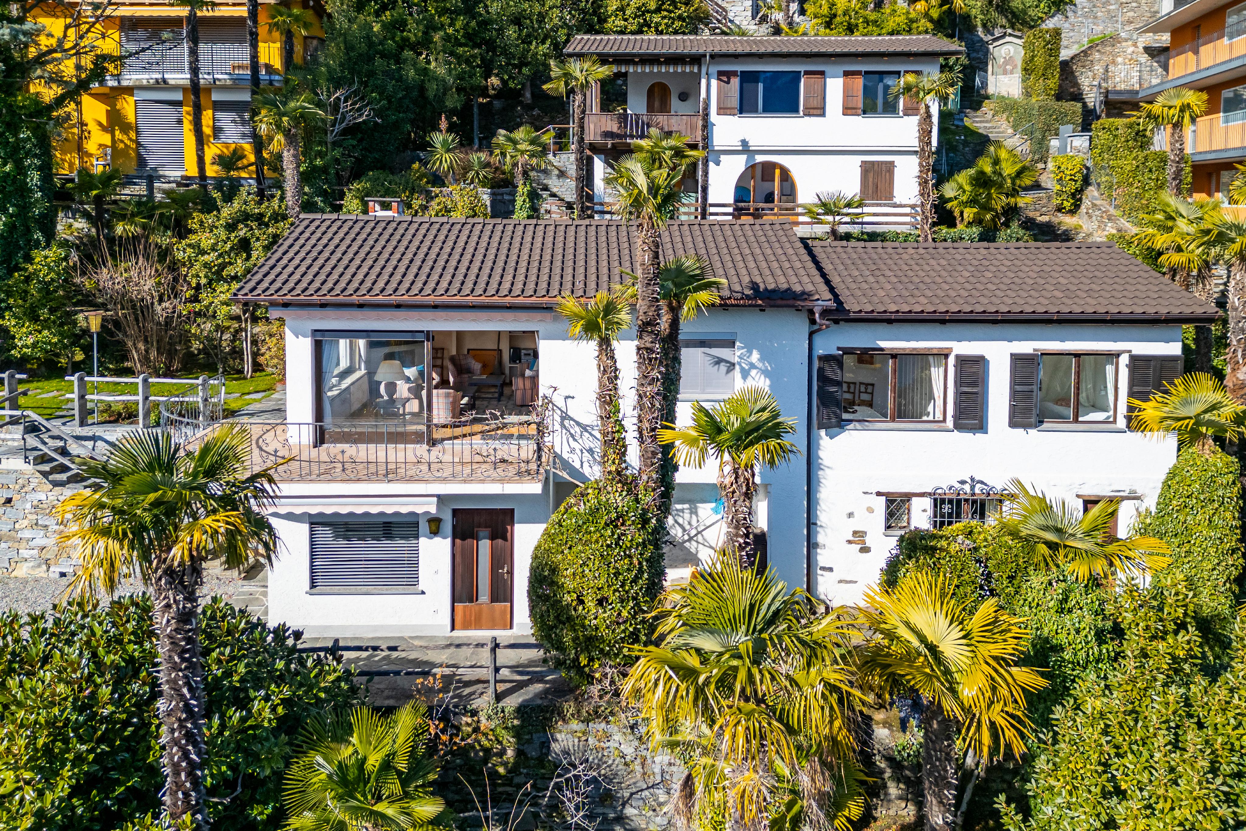 Mediterranes Wohnhaus mit begrüntem Garten