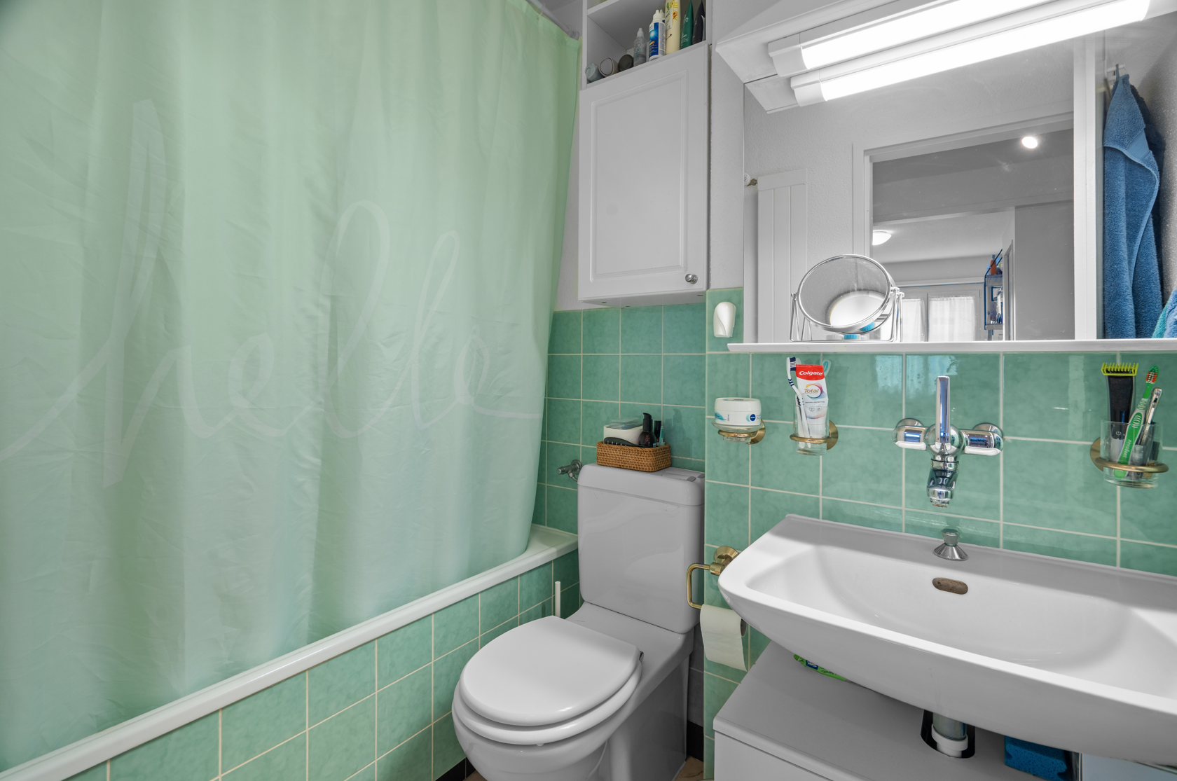 Kleines Badezimmer mit Badewanne, WC und Waschbecken