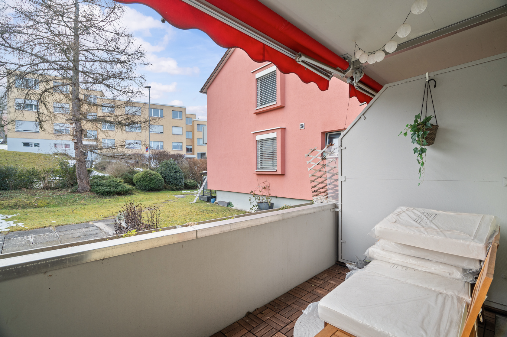 Balkon mit Markise und Blick ins Grüne