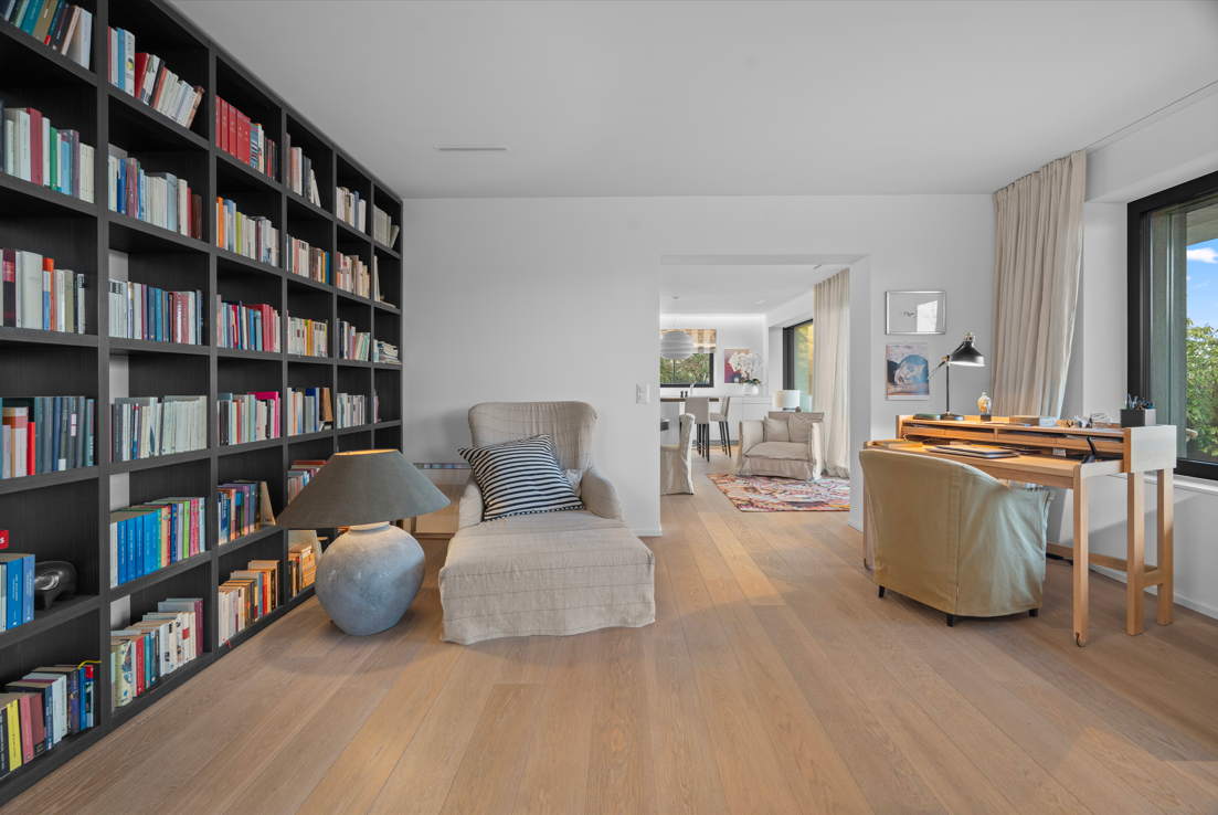 Helles Arbeits- und Lesezimmer mit Bücherwand