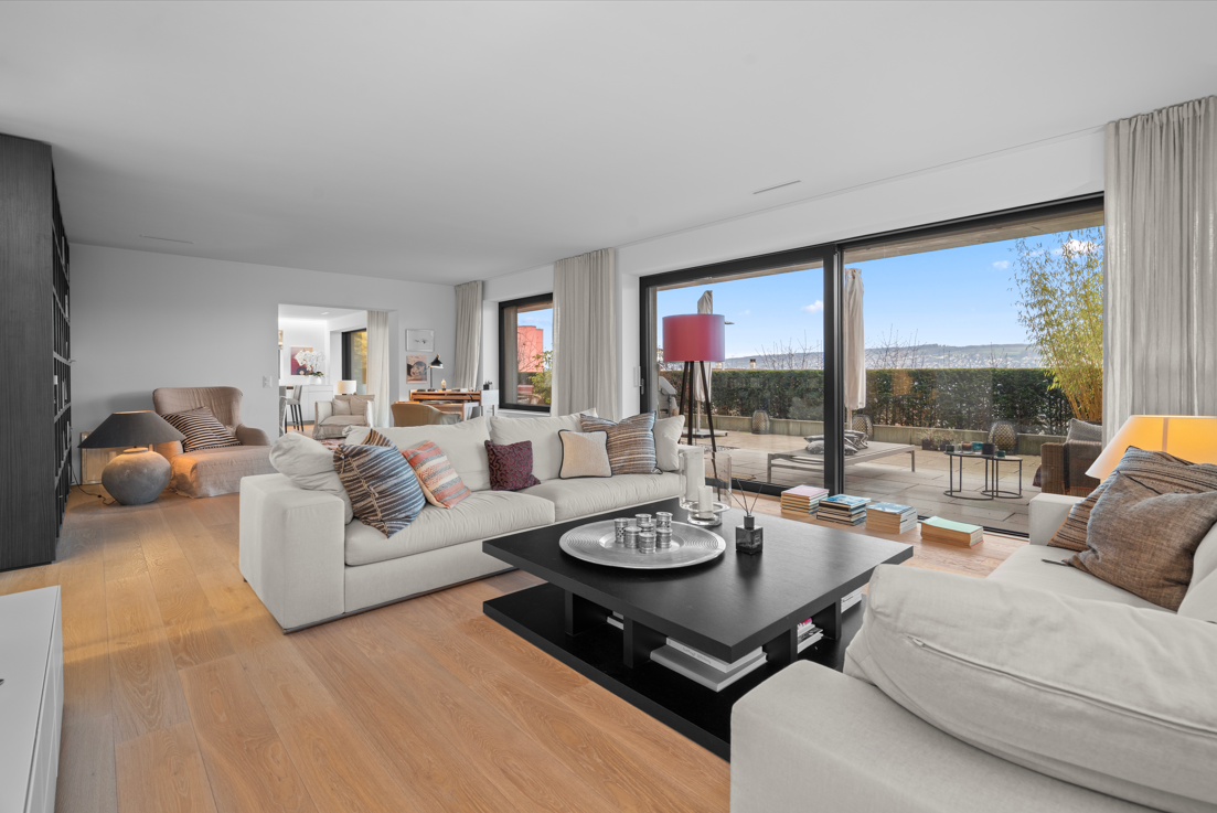 Großzügiges modernes Wohnzimmer mit Terrasse