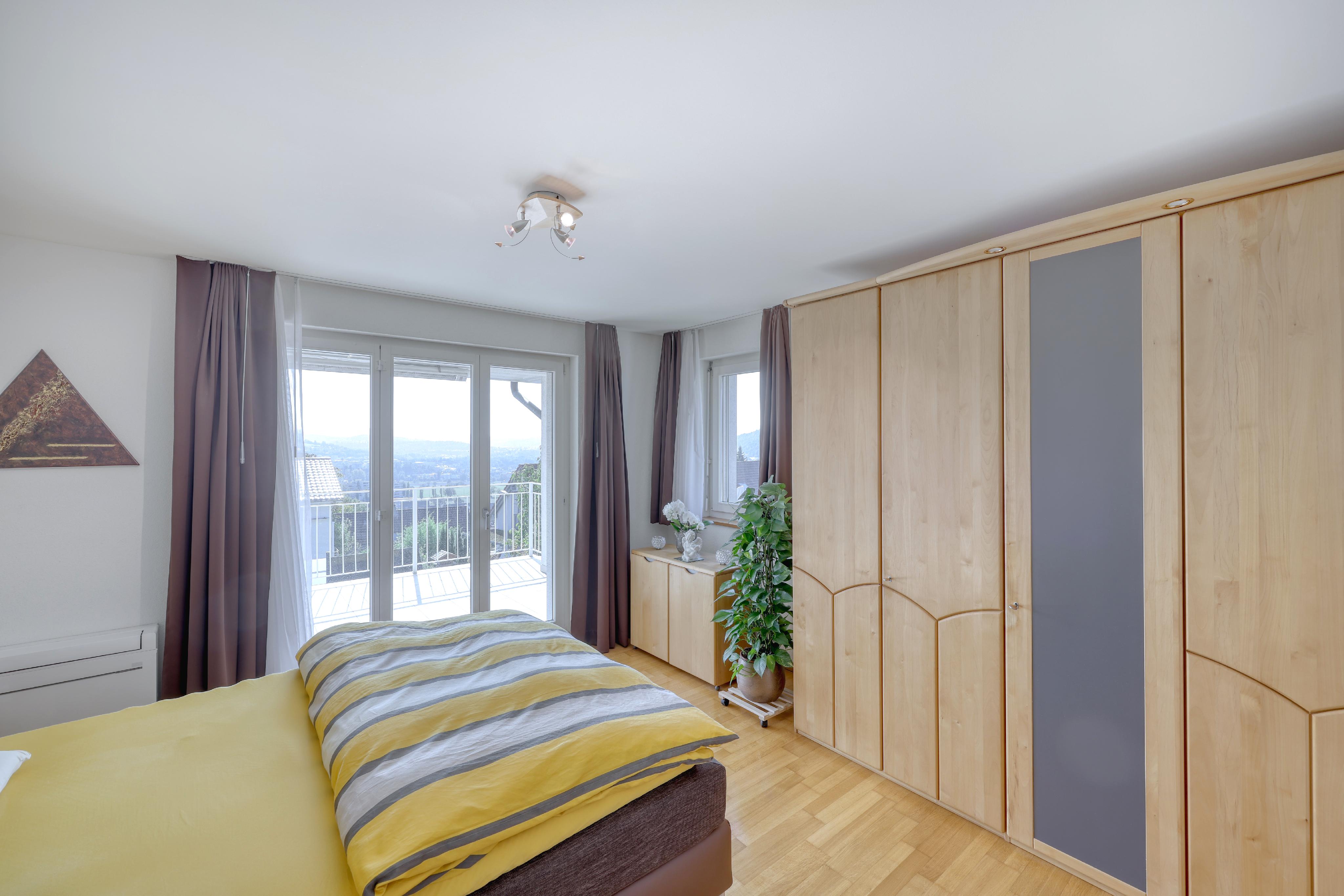Helles Schlafzimmer mit Balkonblick