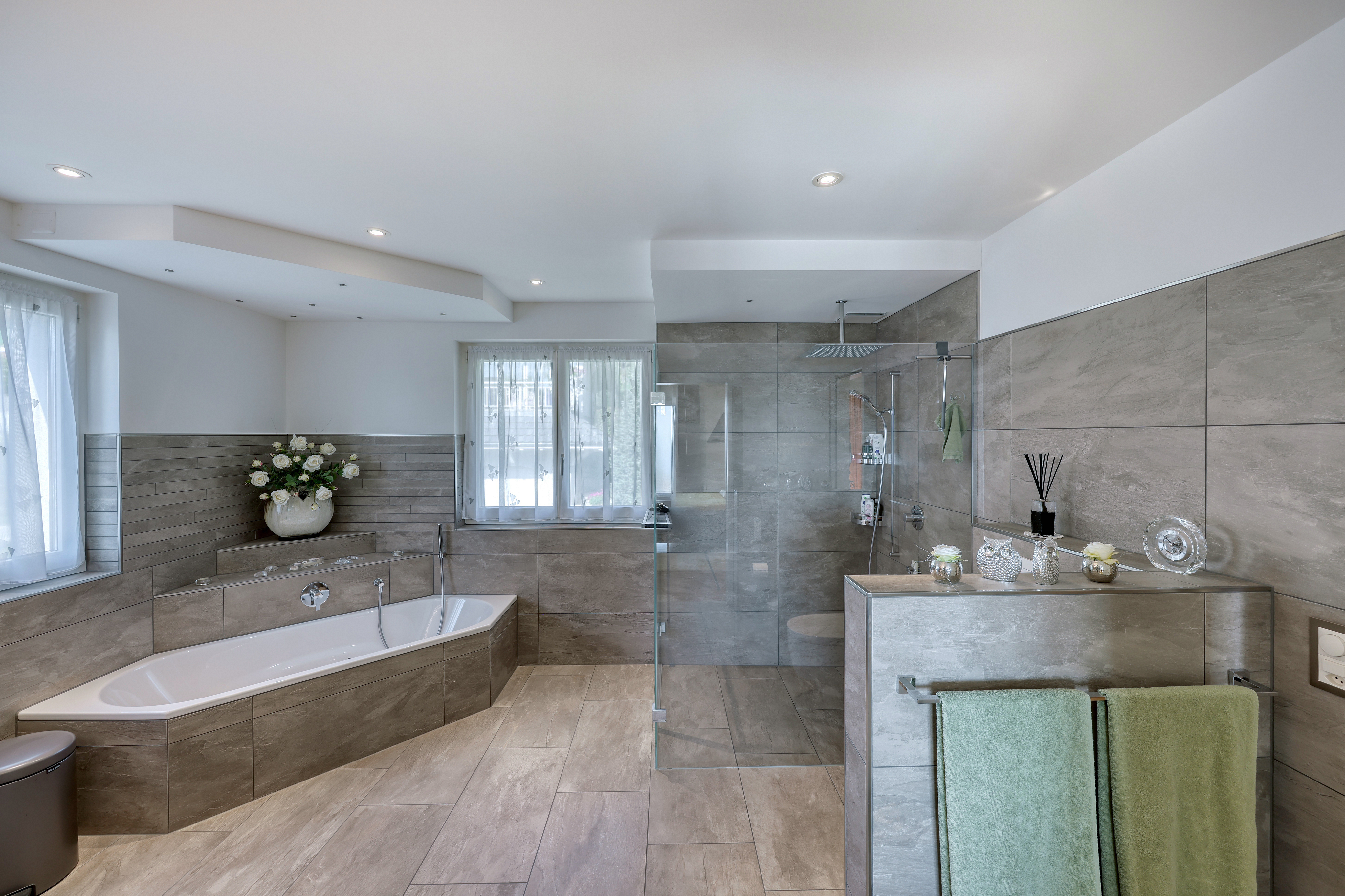 Modernes Badezimmer mit Badewanne und großer Dusche