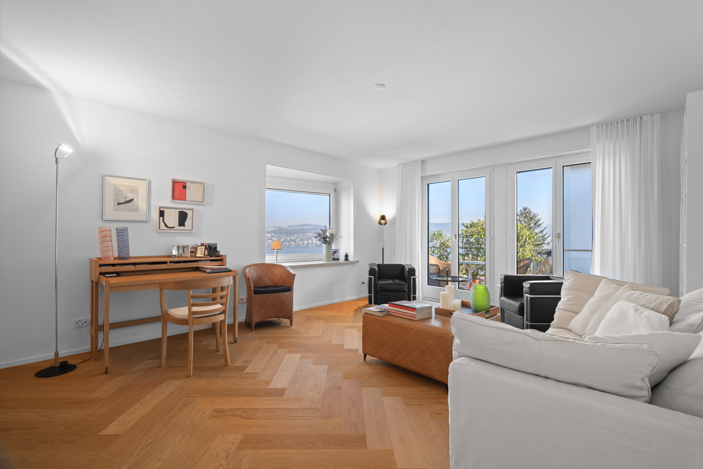 Helles Wohn- und Arbeitszimmer mit Seeblick
