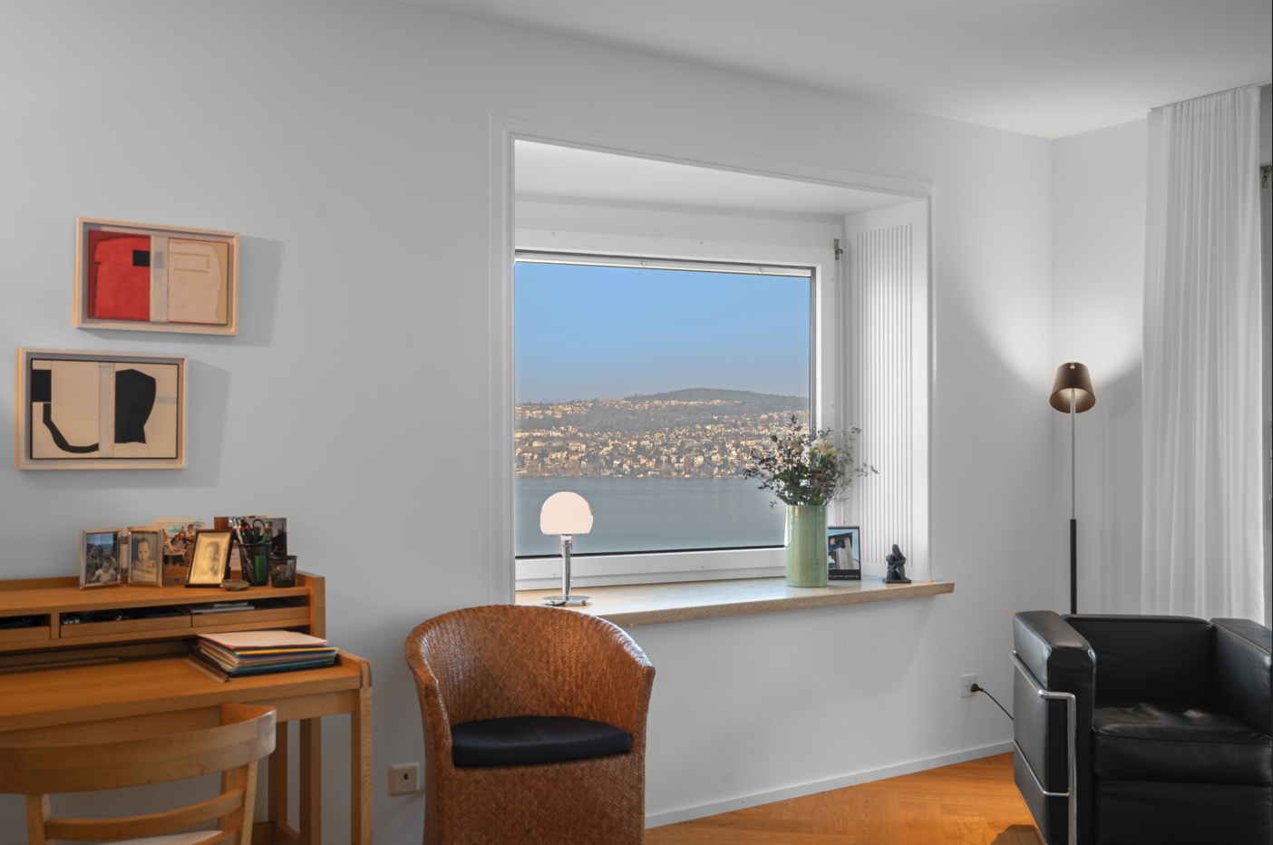 Wohnzimmer mit Seeblick