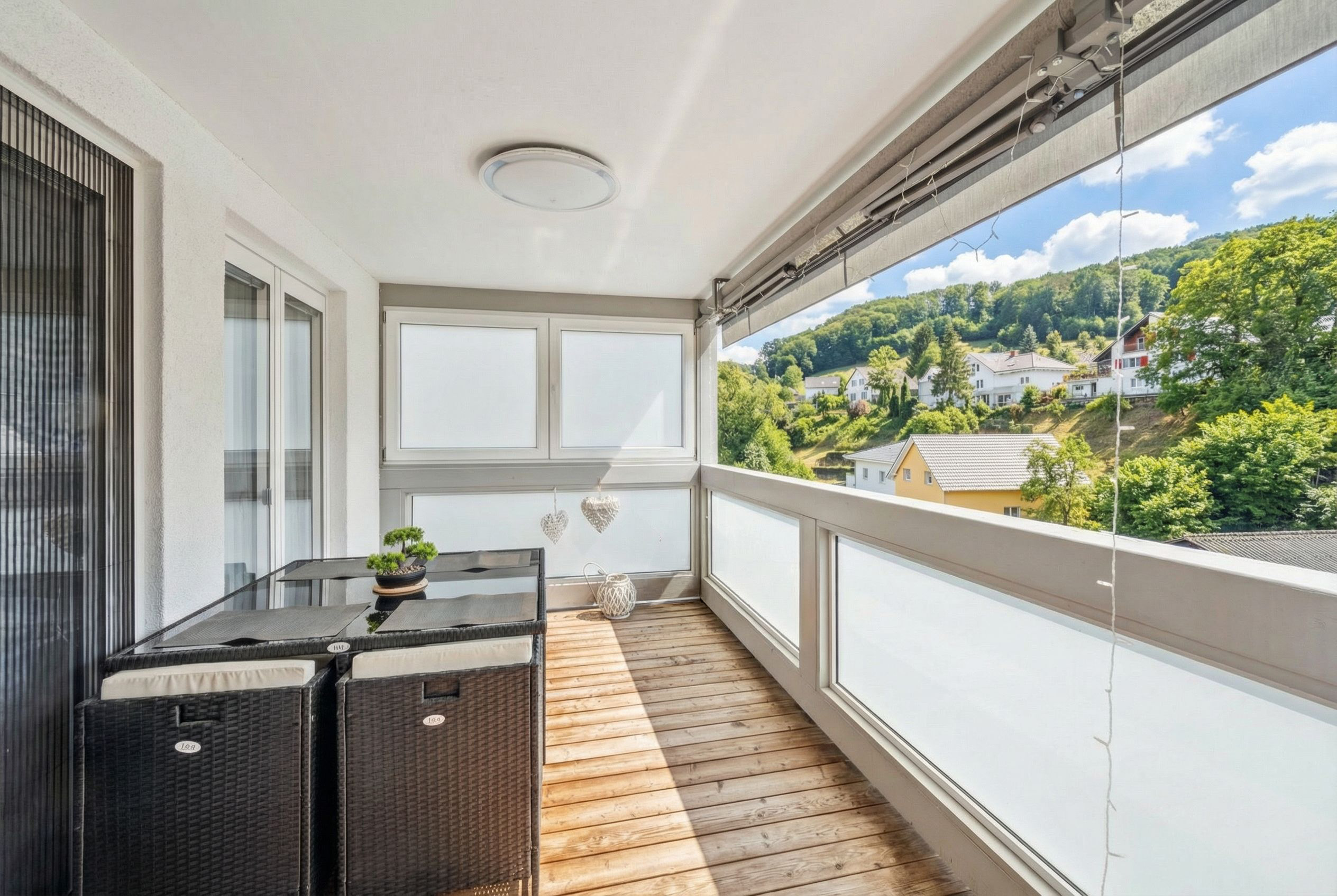 Heller Balkon mit Ausblick ins Grüne