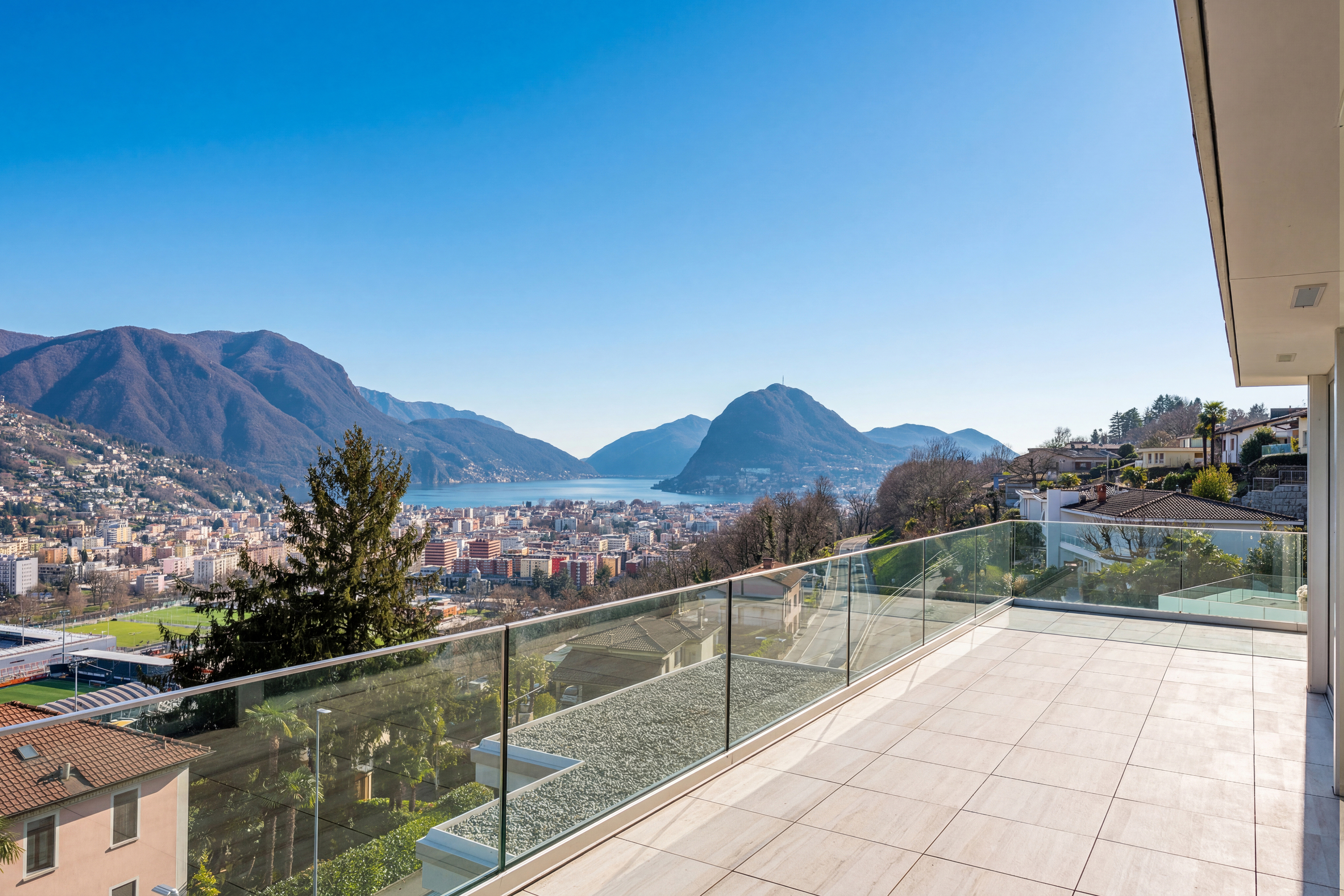 Großzügige Terrasse mit Panoramablick