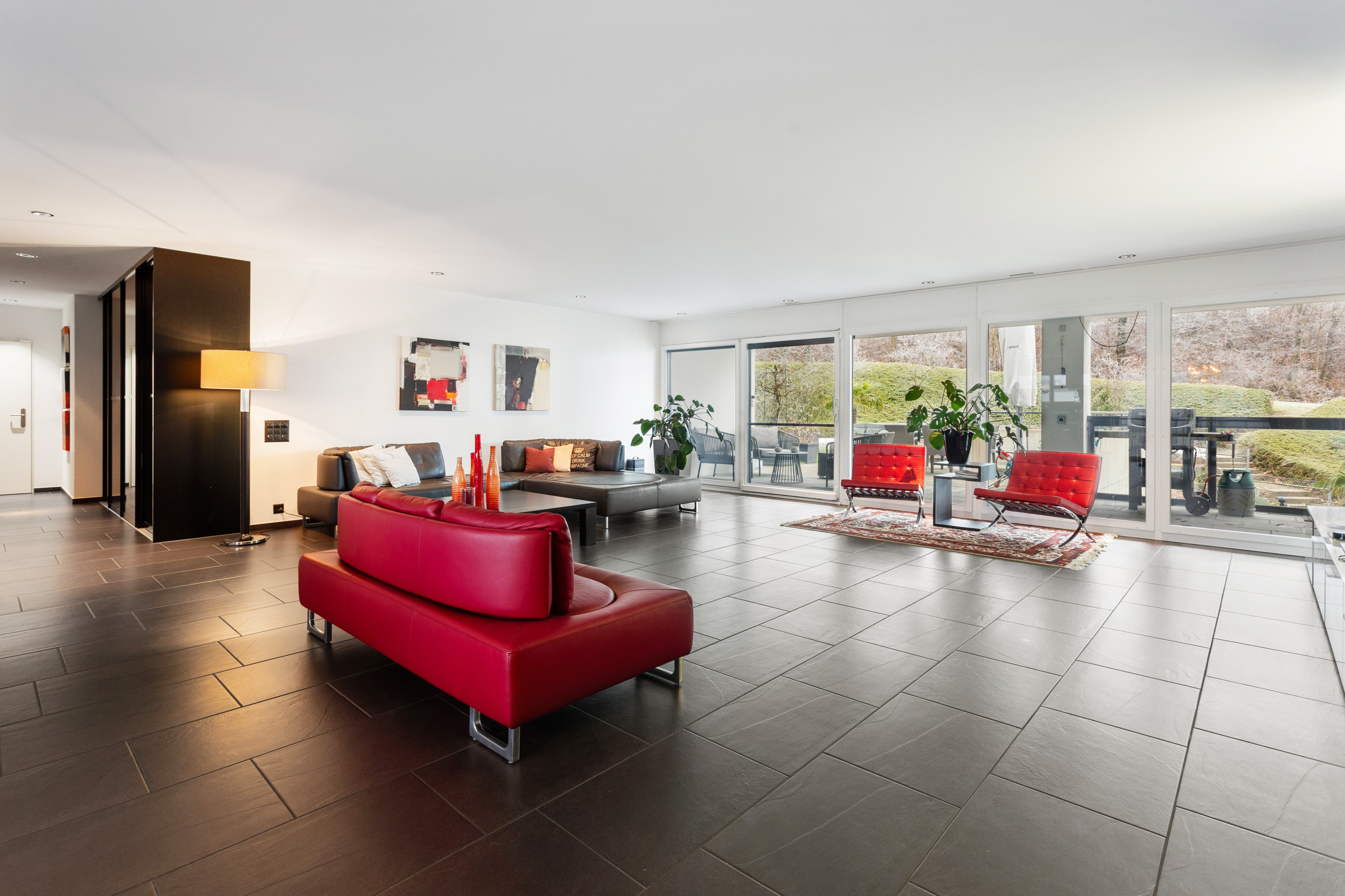 Großzügiges Wohnzimmer mit Terrassenzugang