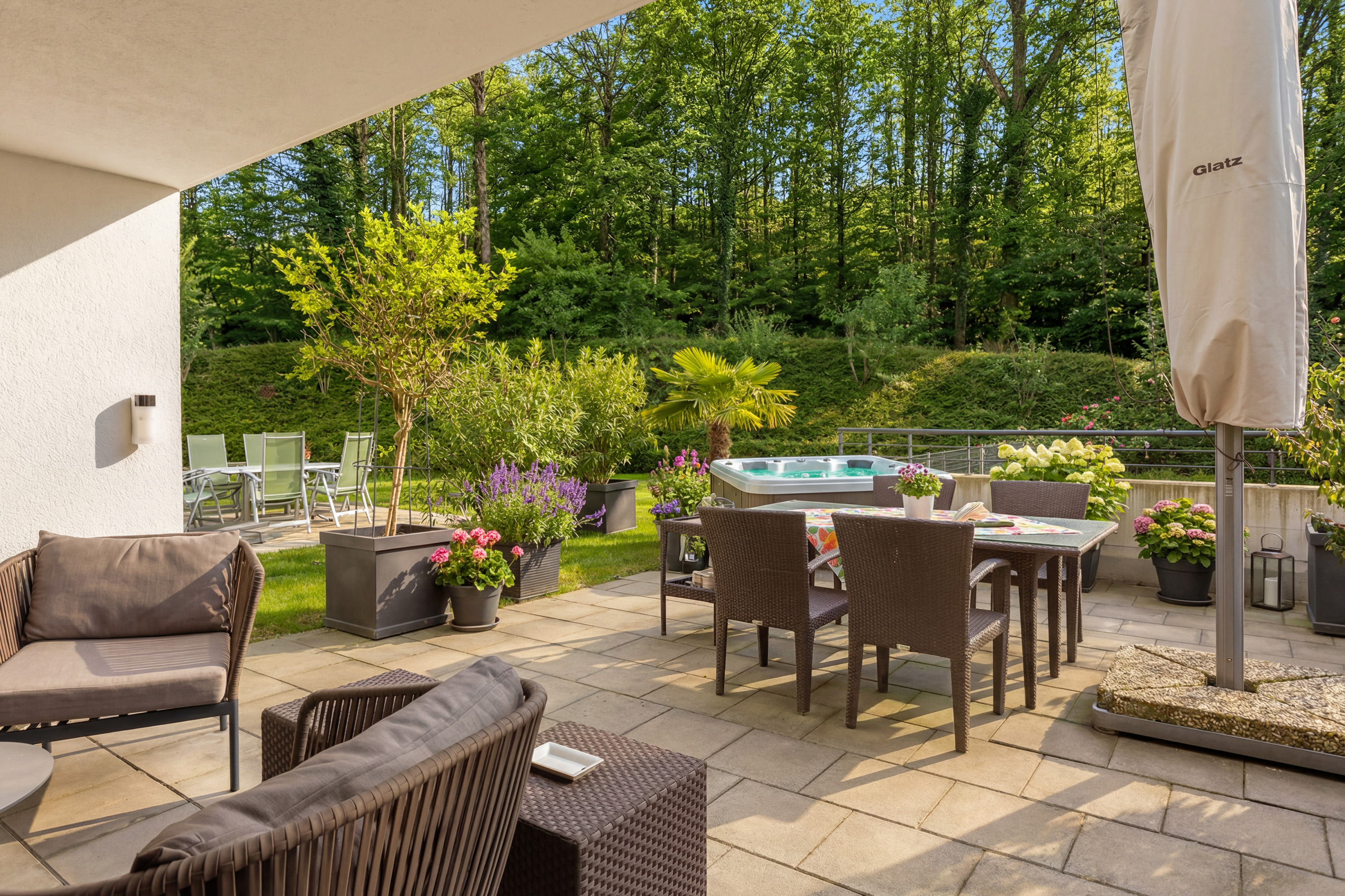 Gepflegte Terrasse mit Whirlpool und Gartenblick