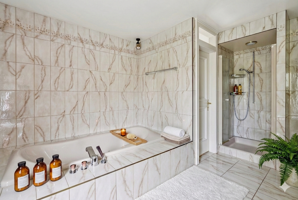 Luxuriöses Badezimmer mit Wanne und Dusche