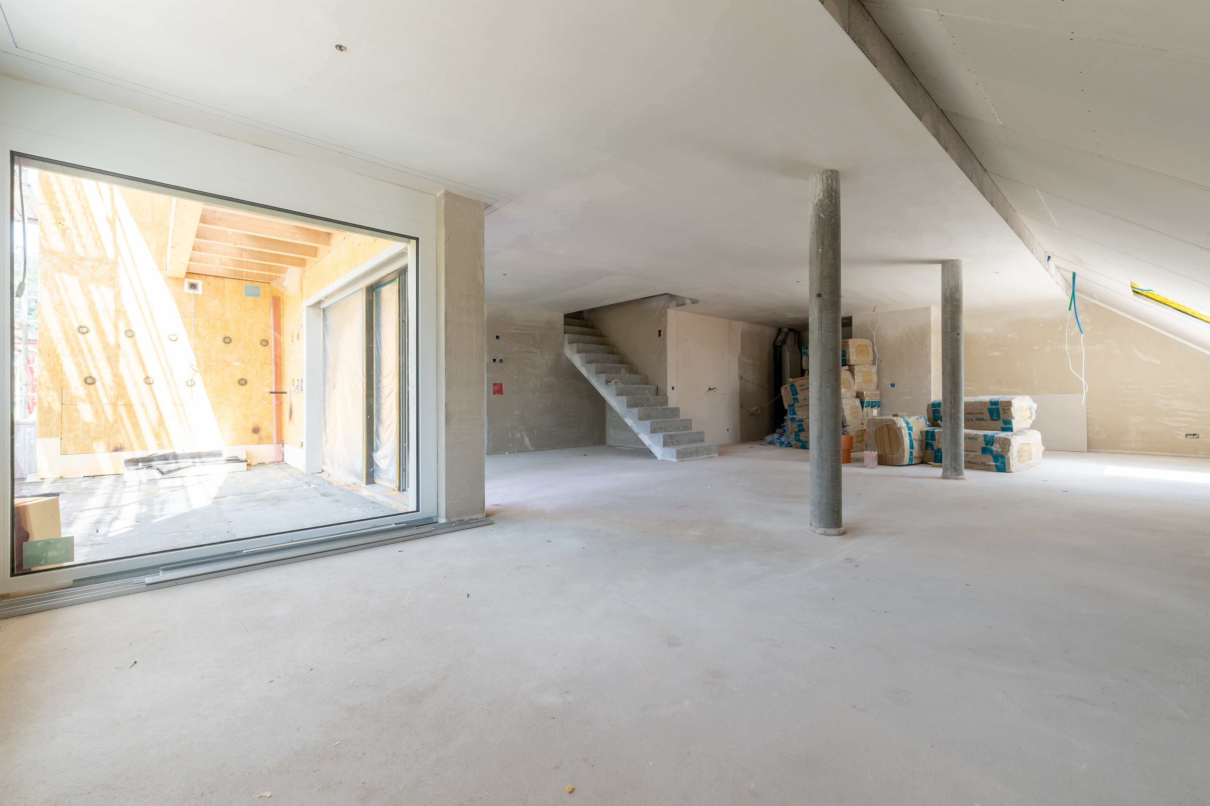Ausbau im Rohbau mit großer offener Fläche