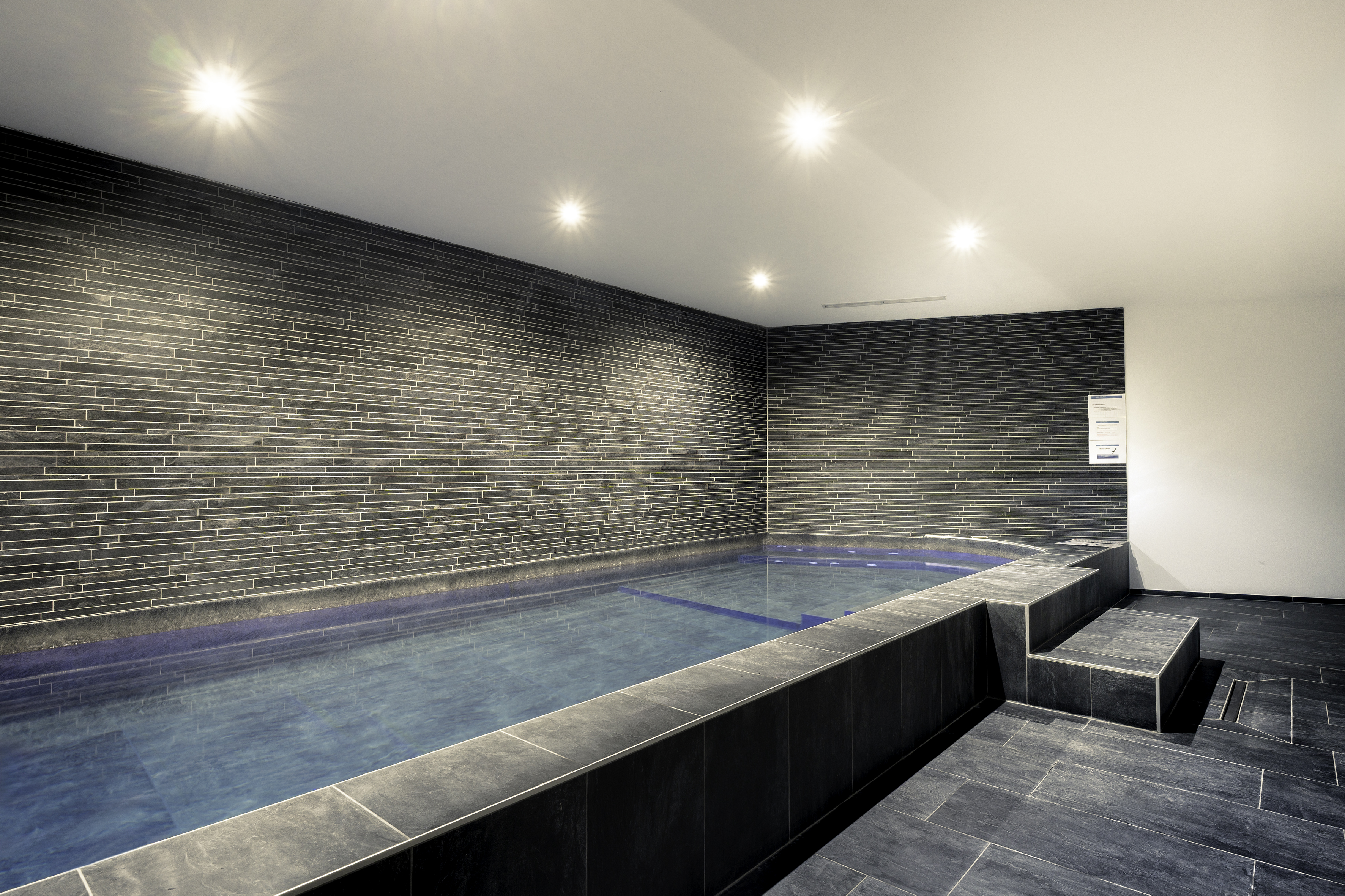 Innenpool mit dunklem Steinfinish