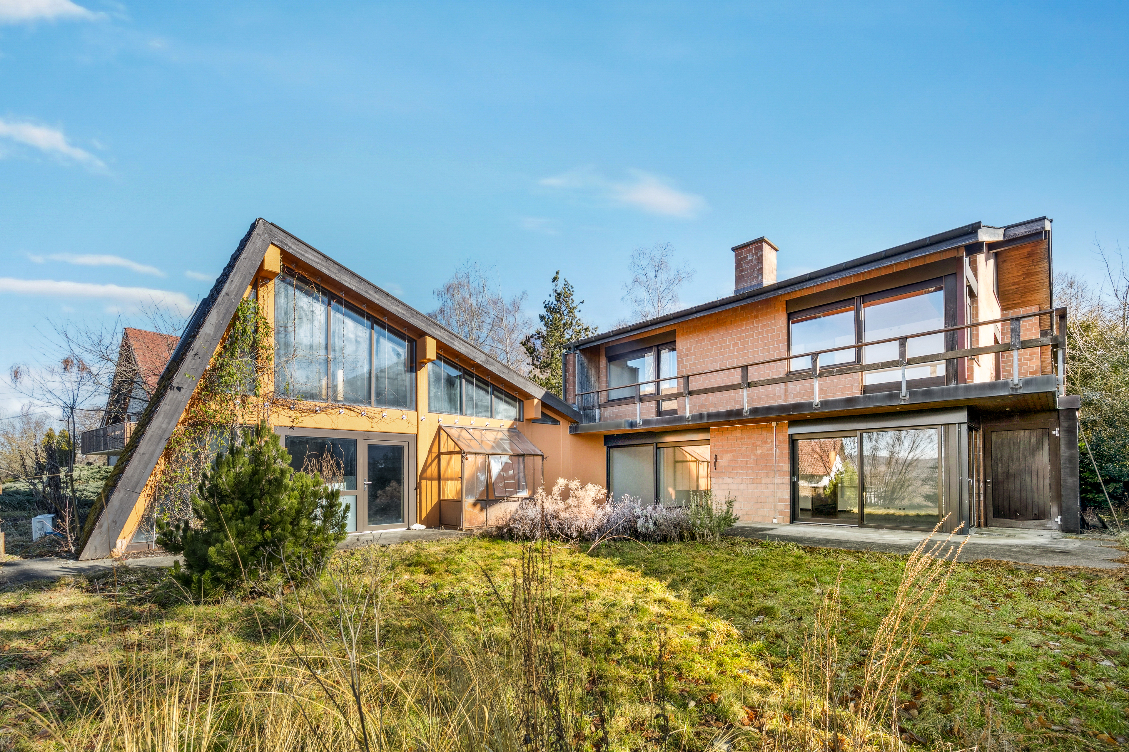 Modernes Wohnhaus mit markanter A-Rahmen-Architektur