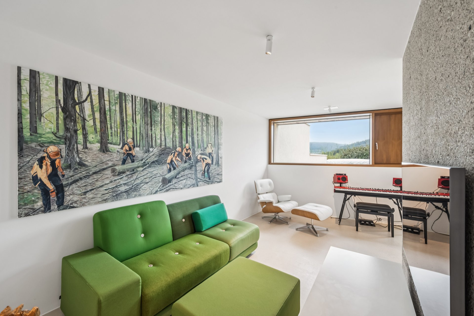 Modernes Wohn- oder Musikzimmer mit grüner Couch und großem Fenster