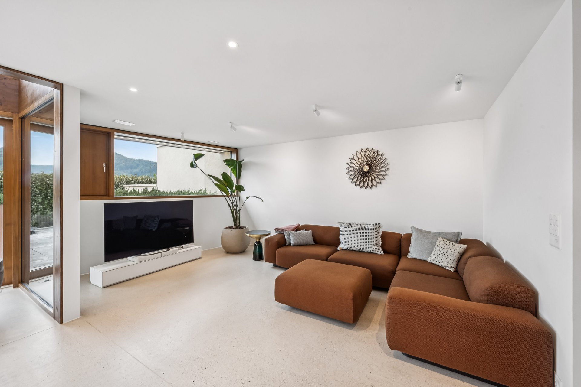 Modernes Wohnzimmer mit Panoramafenster
