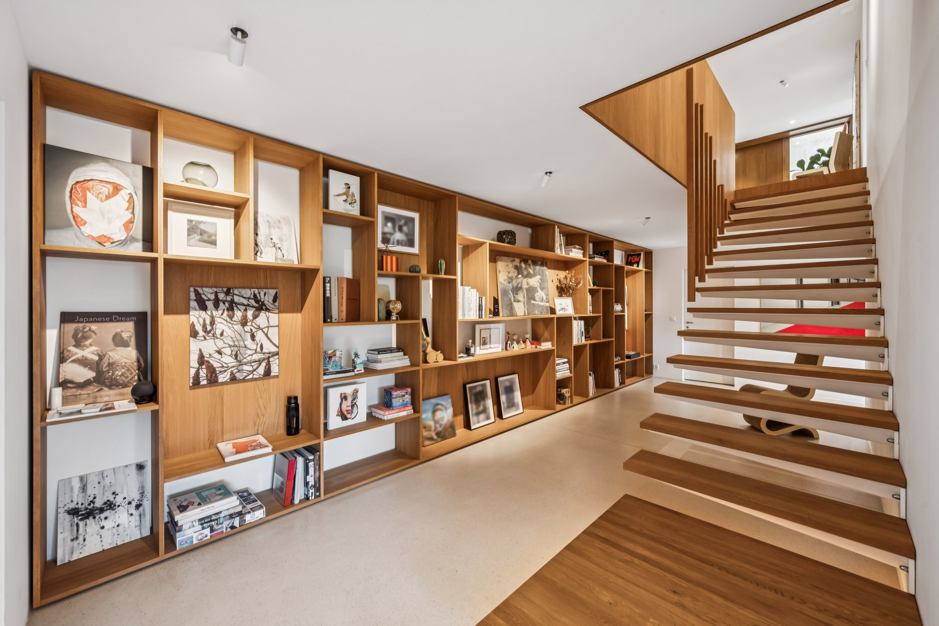 Moderne Galerie mit Holzregal und Treppe