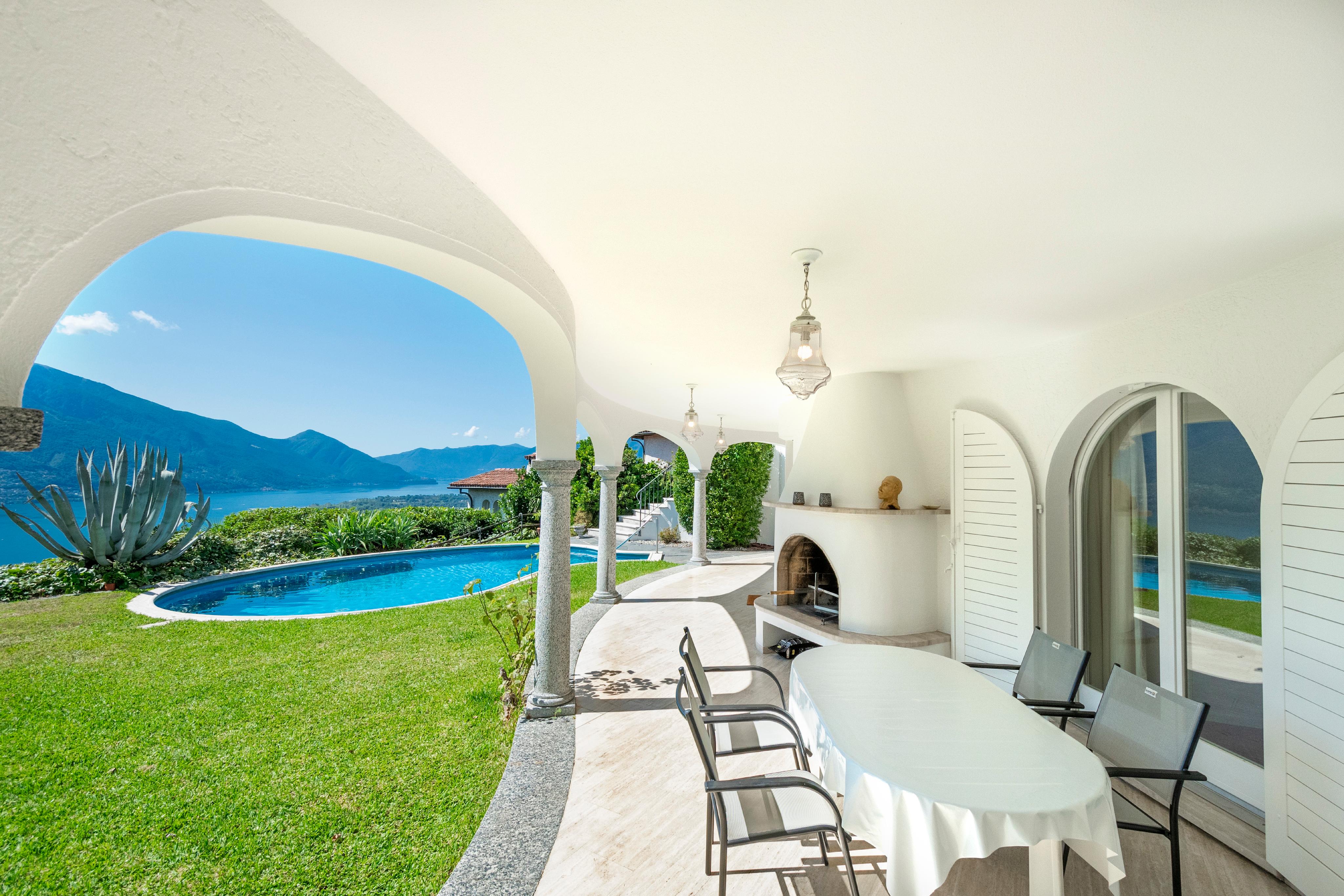 Überdachte Terrasse mit Poolblick und Seeblick