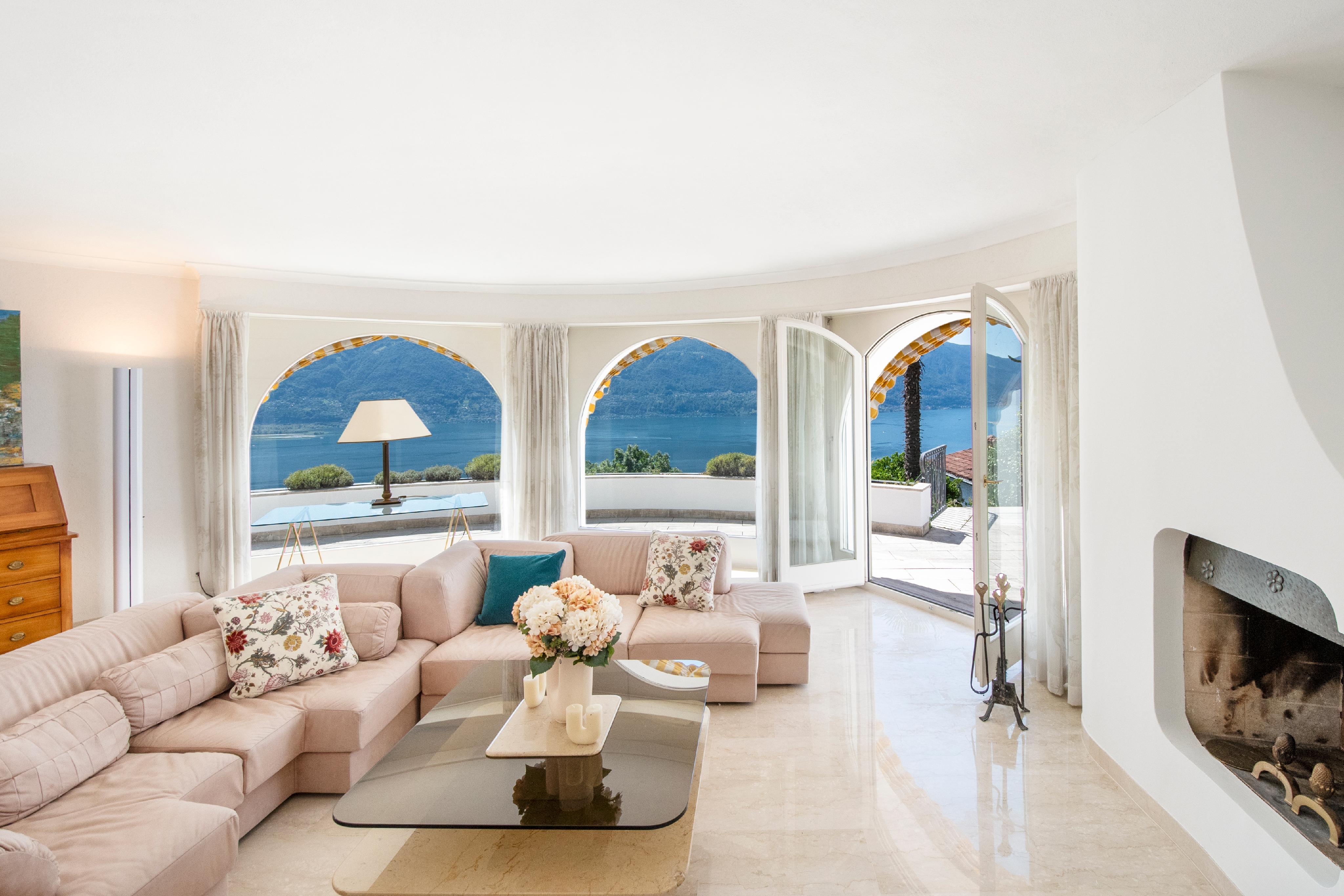 Helles Wohnzimmer mit Seeblick
