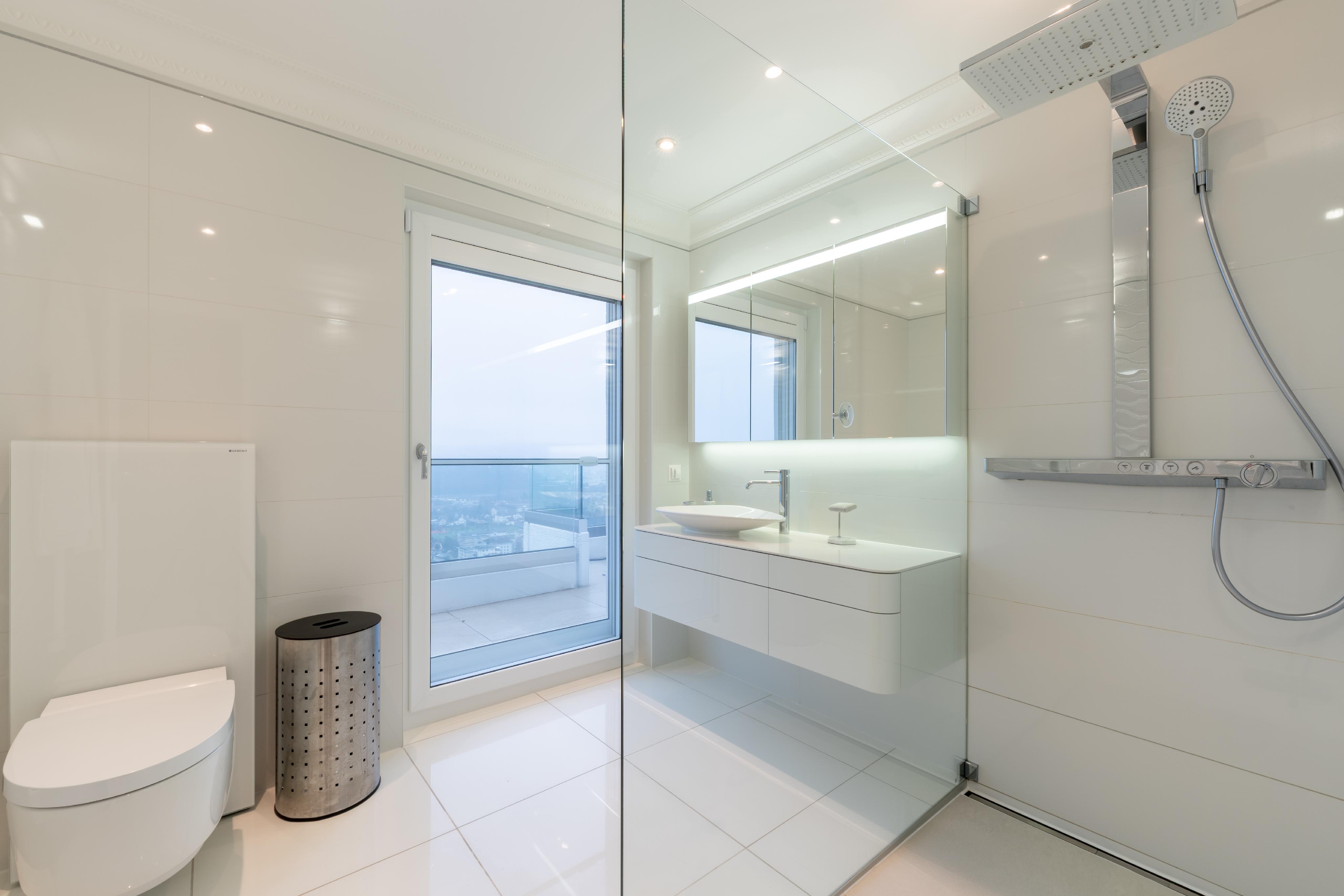 Modernes Badezimmer mit bodentiefer Dusche und Fenster