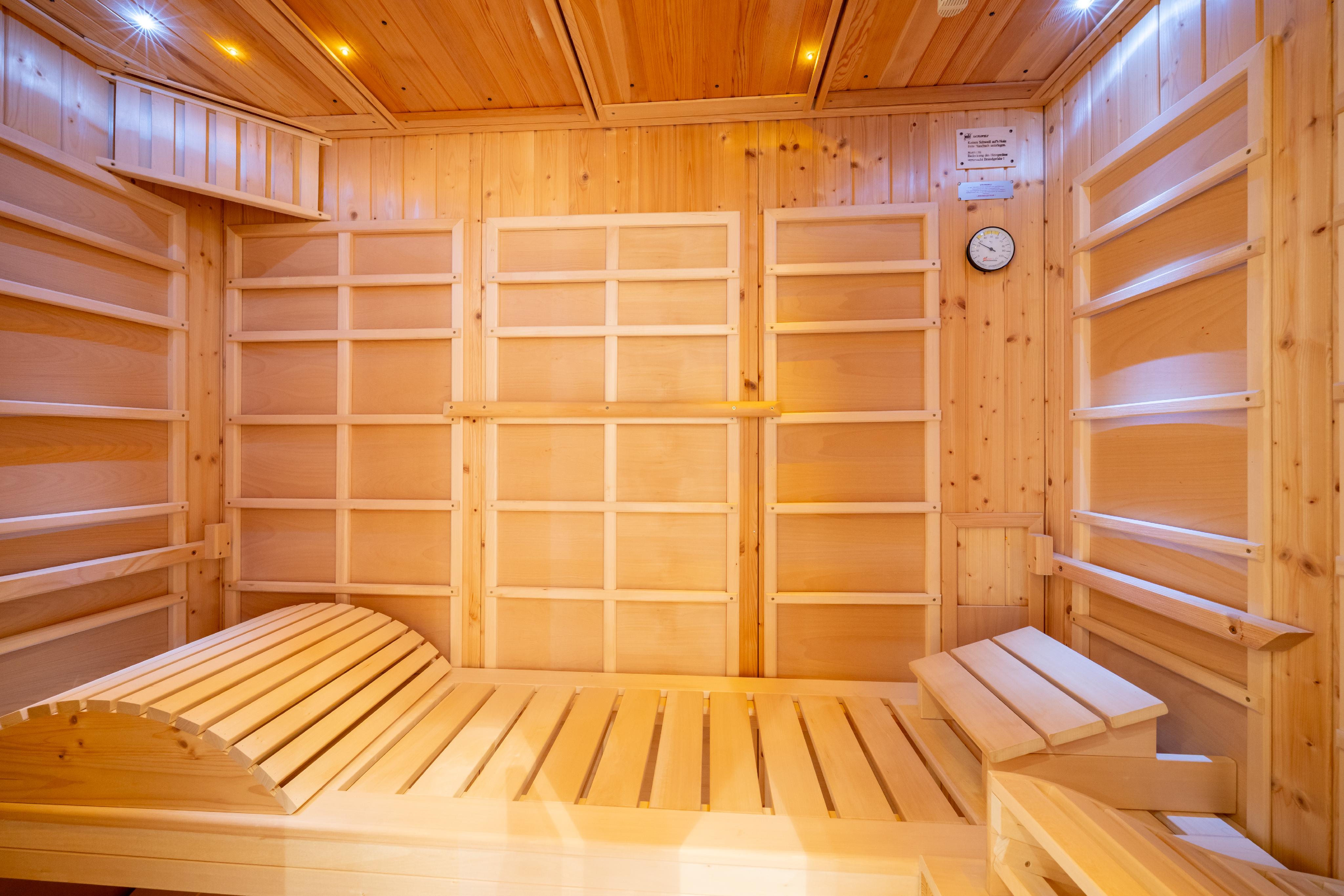 Holzsauna mit Sitzbänken