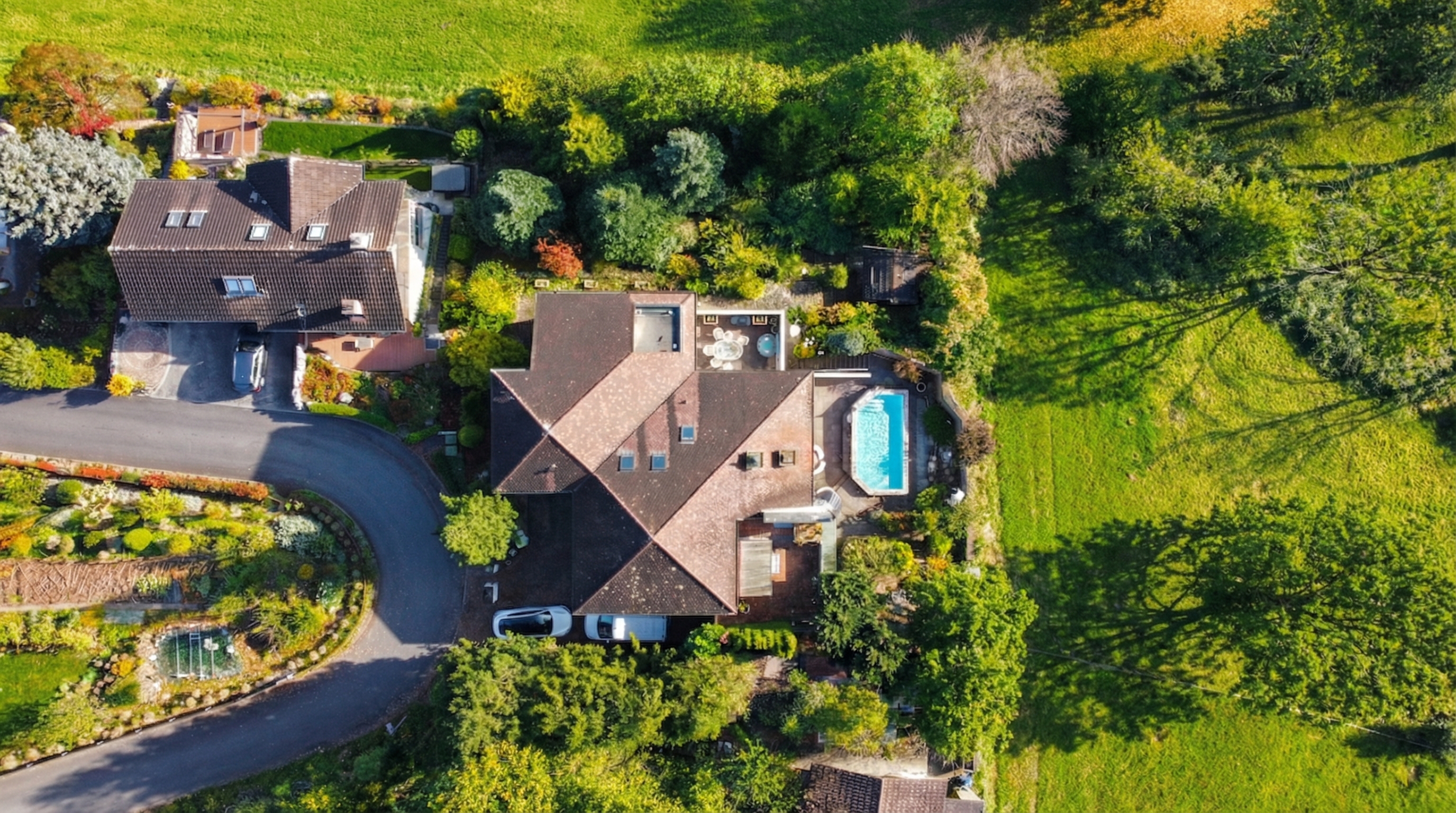 Luftaufnahme eines großzügigen Wohnanwesens mit Pool und Garten